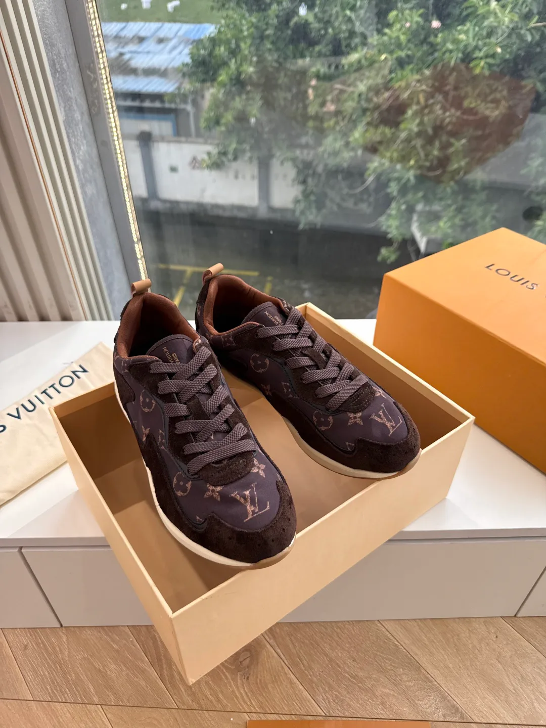 Women's Sneakers LOUIS VUITTON 18053497