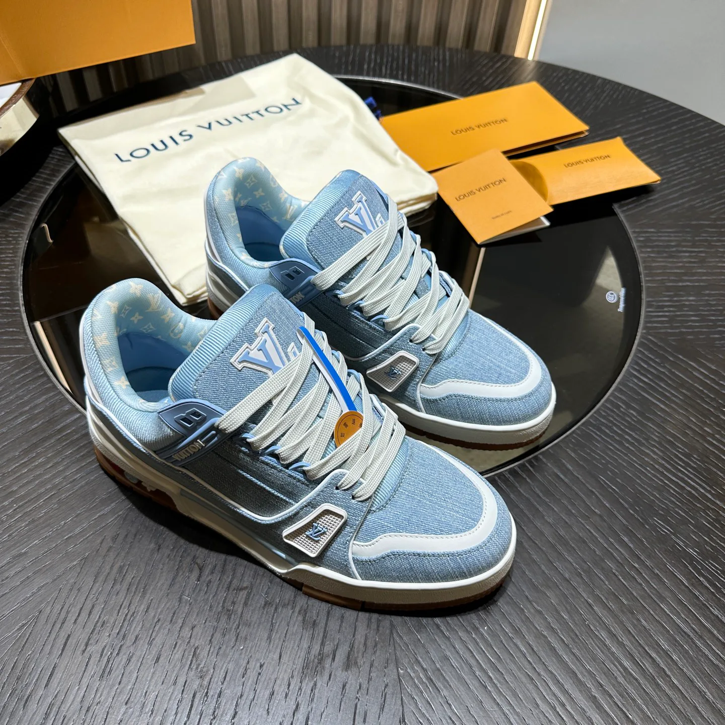 Women's Sneakers LOUIS VUITTON 18192404