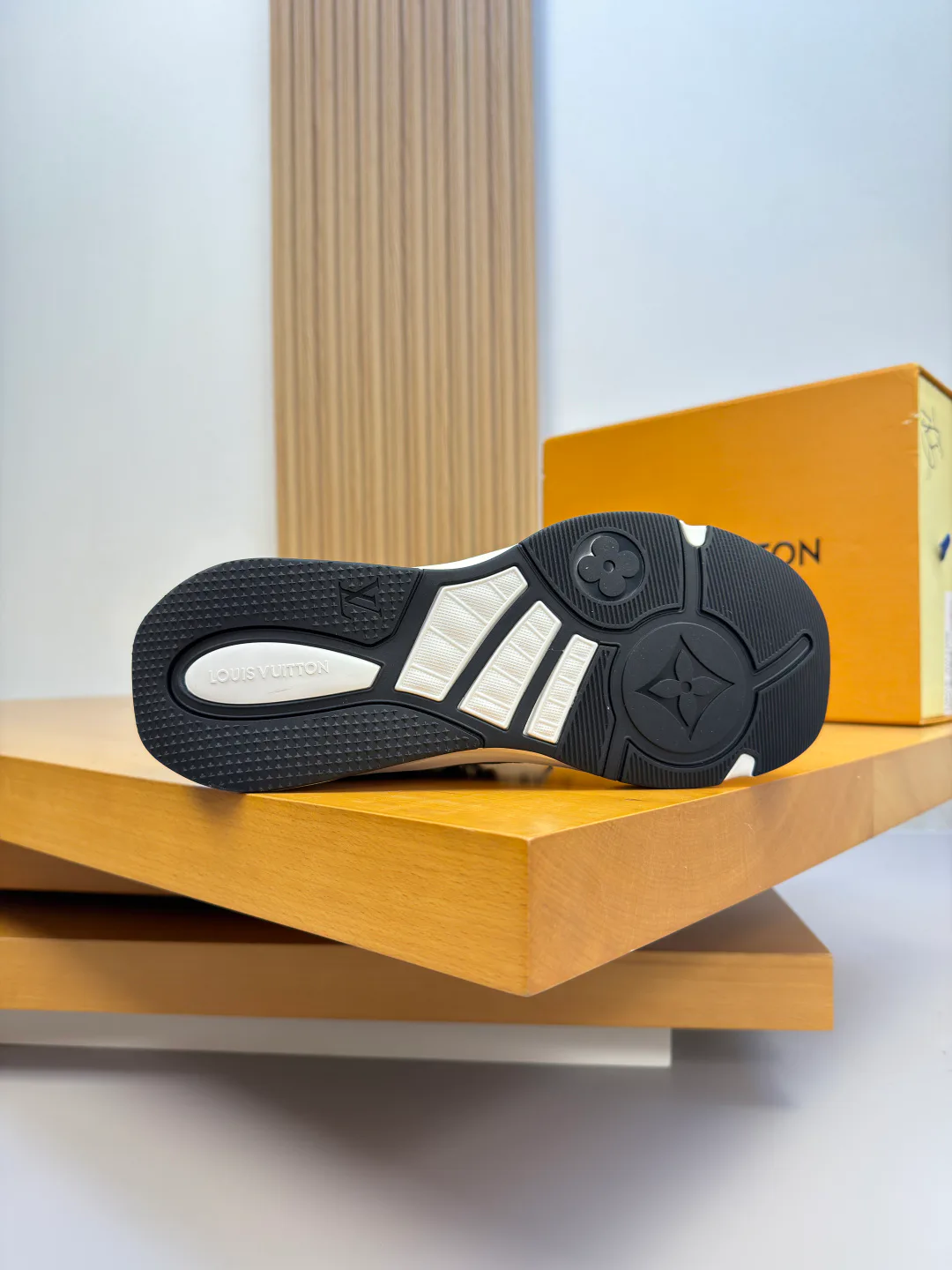 Men's Sneakers LOUIS VUITTON 18142542