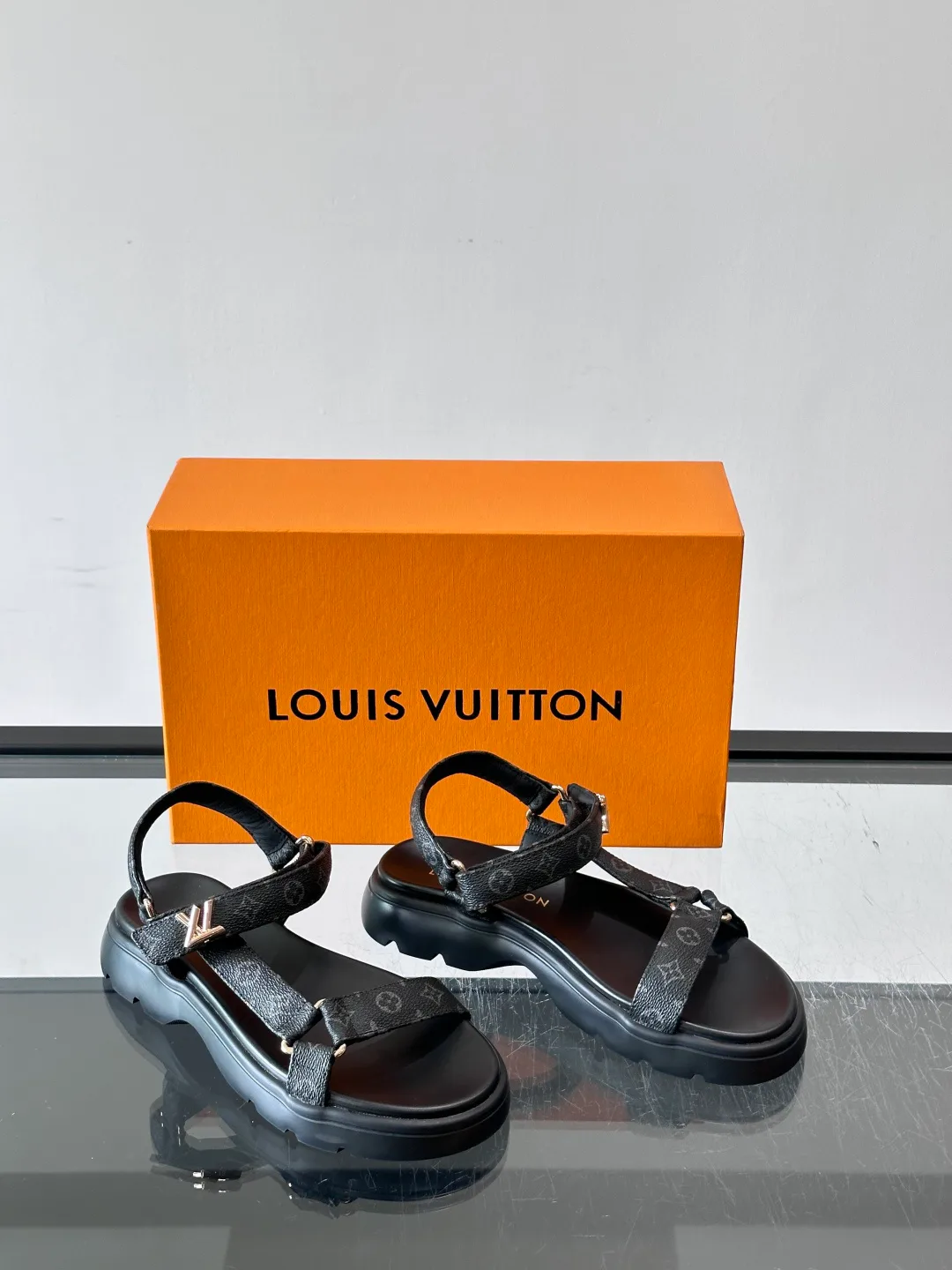 Women's Open-Toe Sandals LOUIS VUITTON 17608046