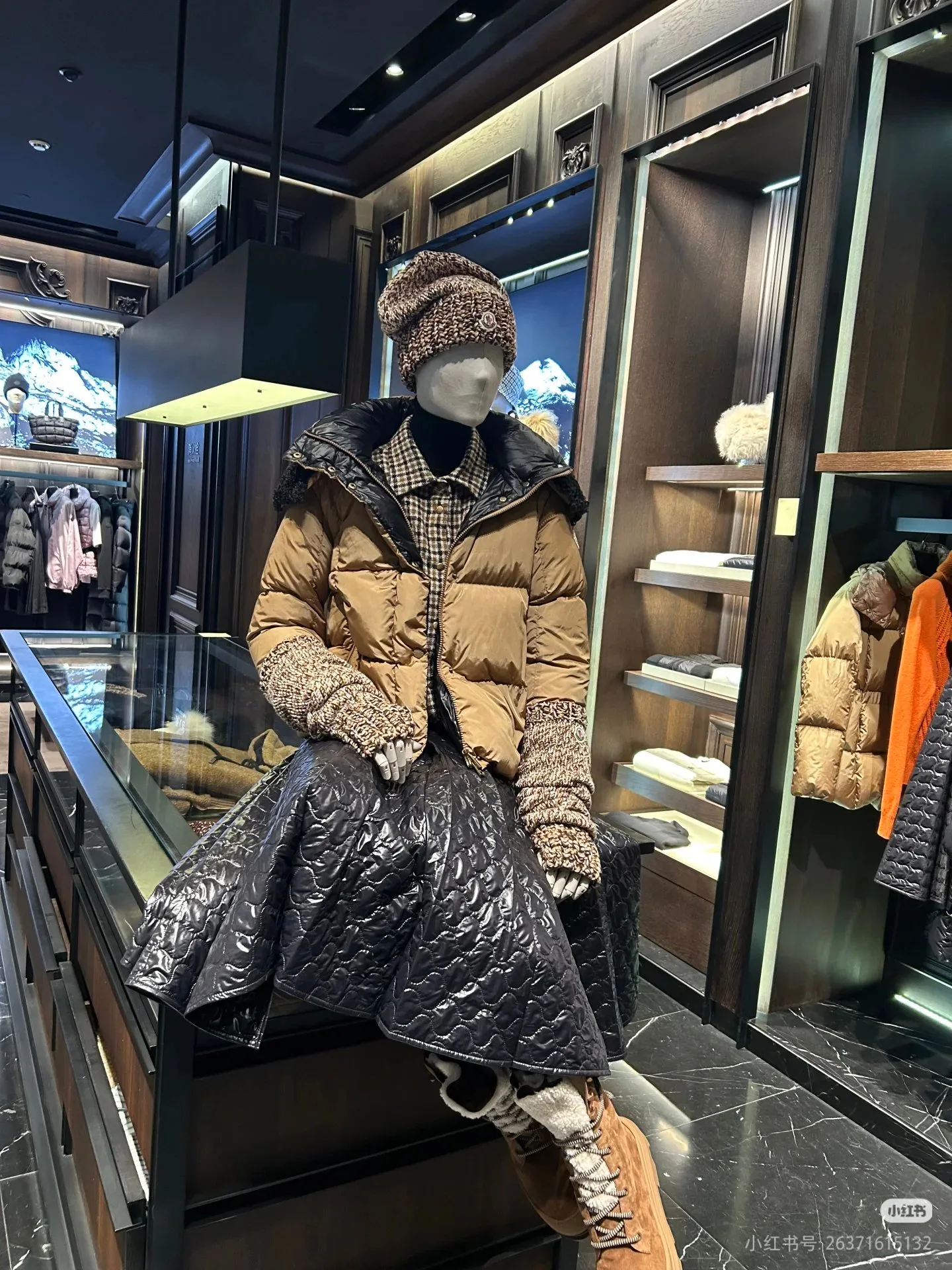 Women's Jackets And Down Jackets MONCLER 18044309