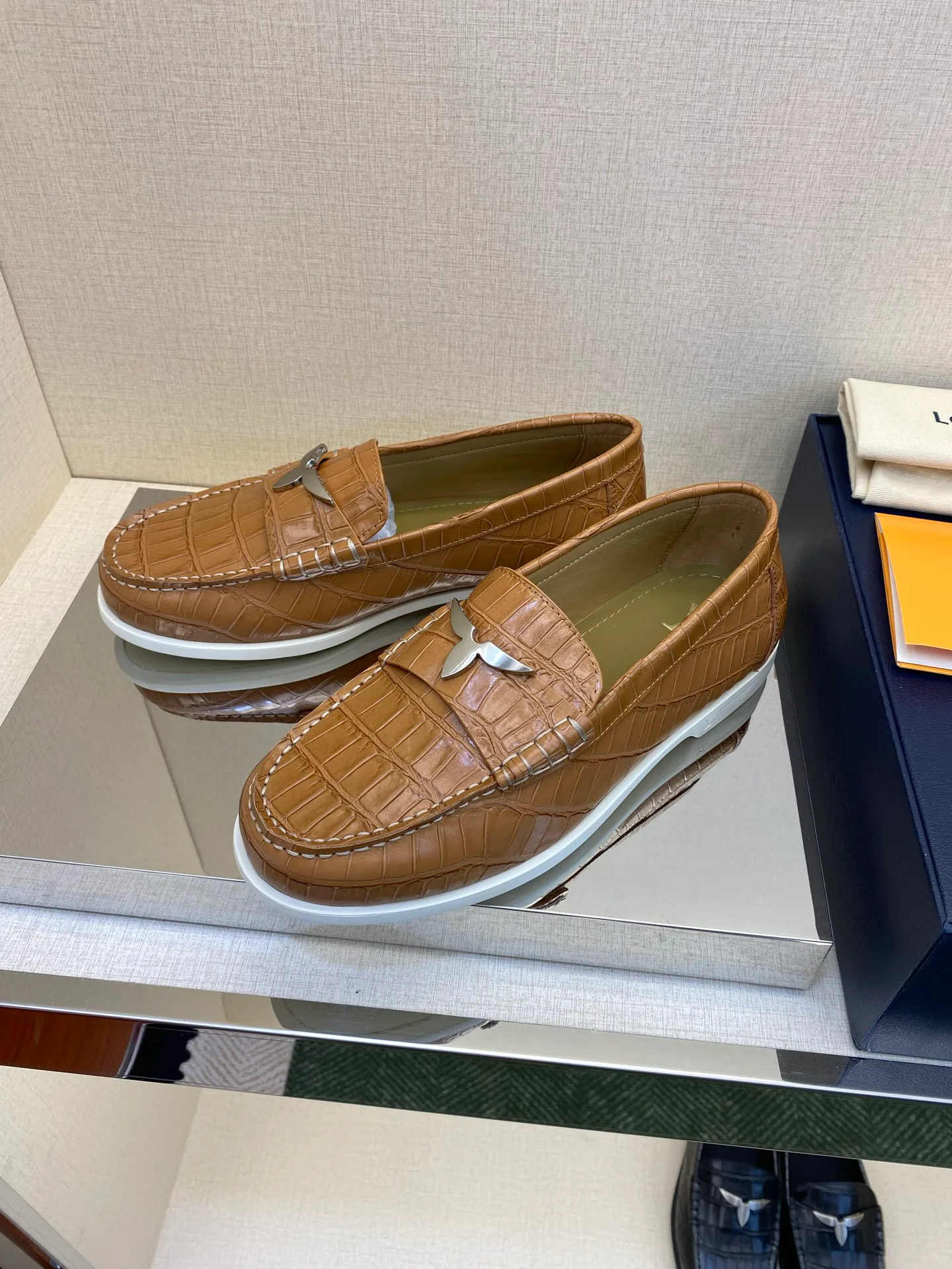 Men's Loafers And Dress Shoes LOUIS VUITTON 18468215