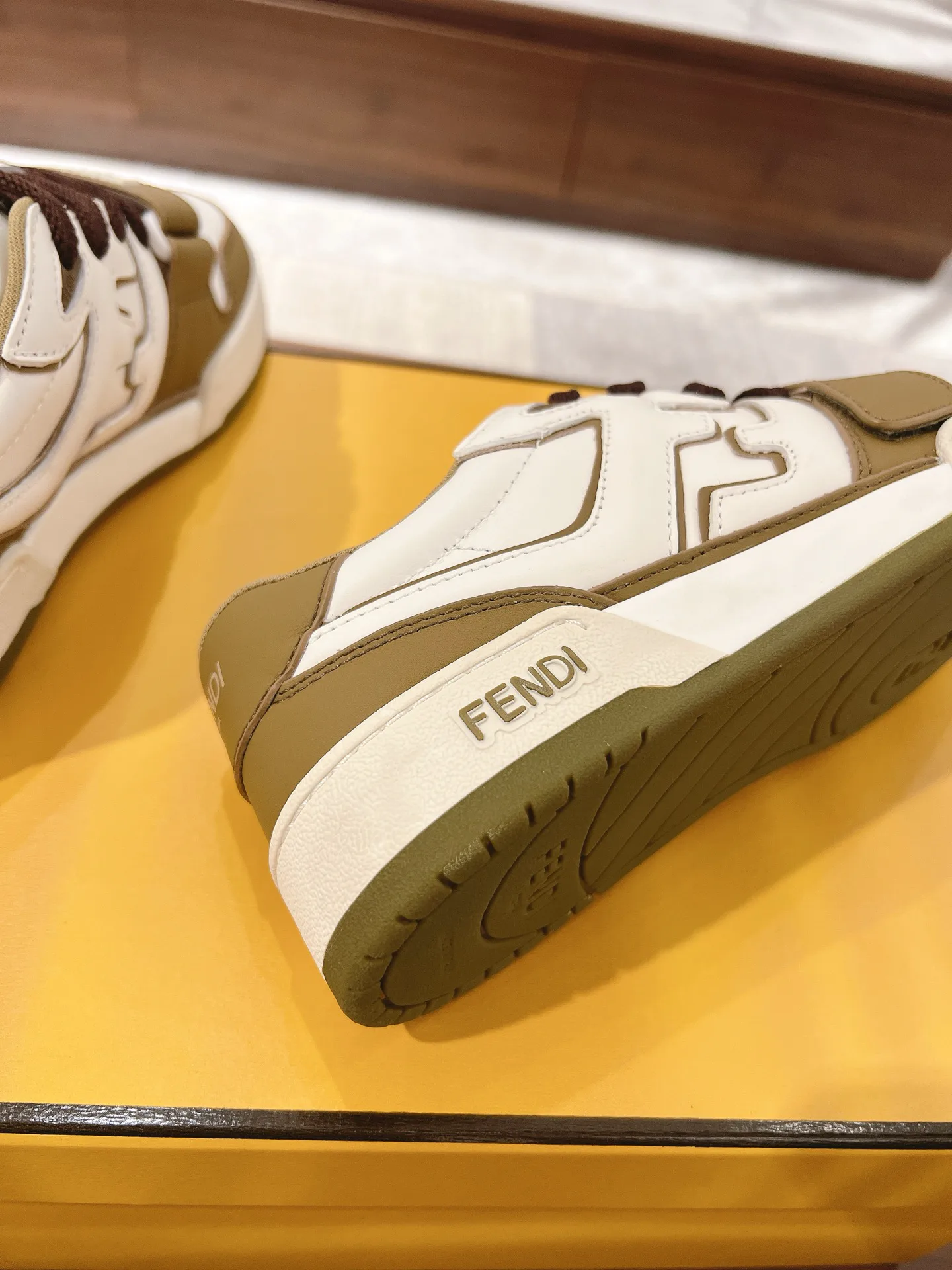 Women's Sneakers FENDI 18219542