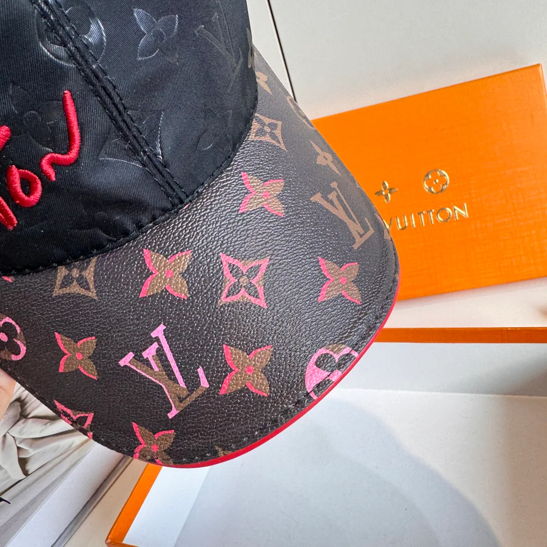 Hats LOUIS VUITTON 18105210