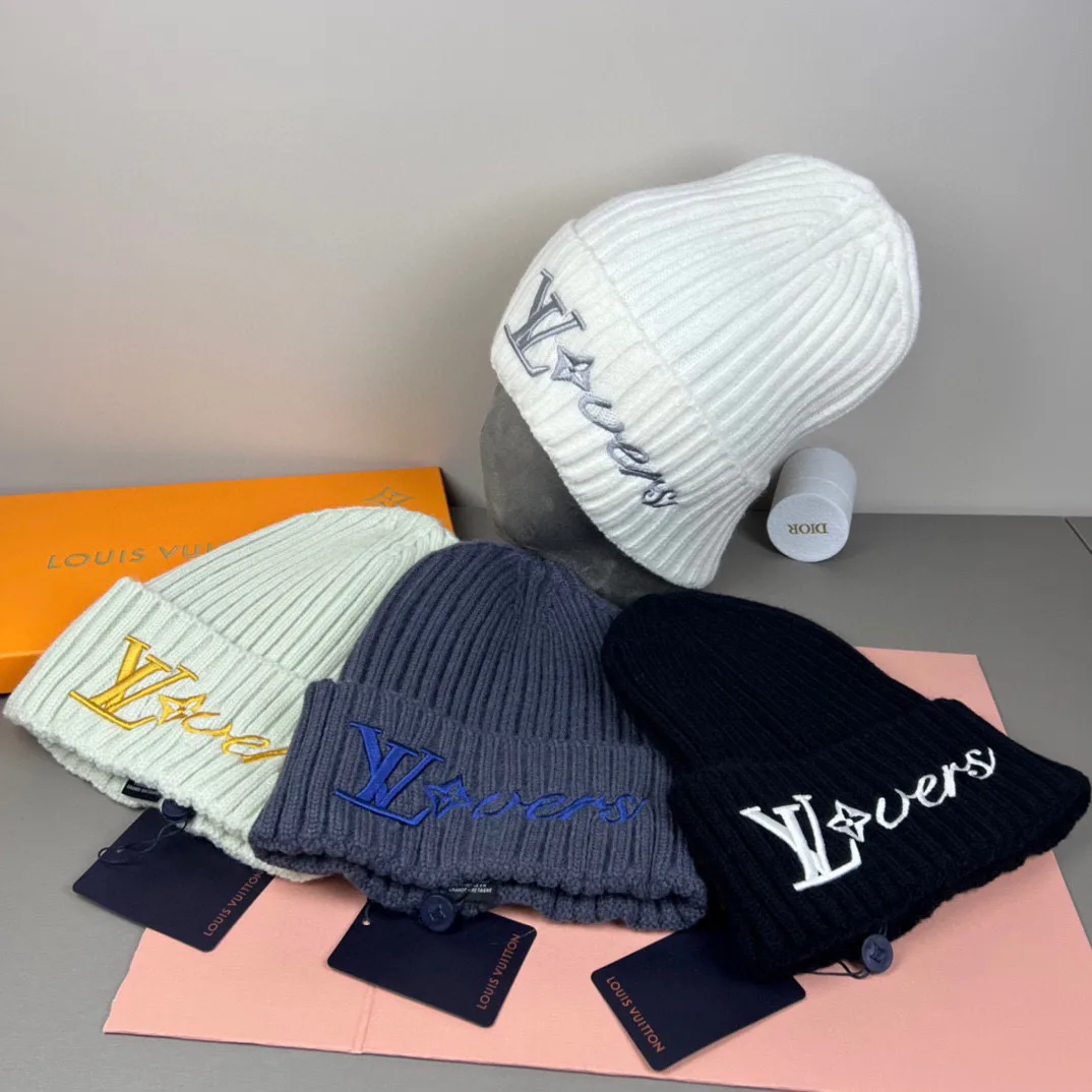 Hats LOUIS VUITTON 18105735