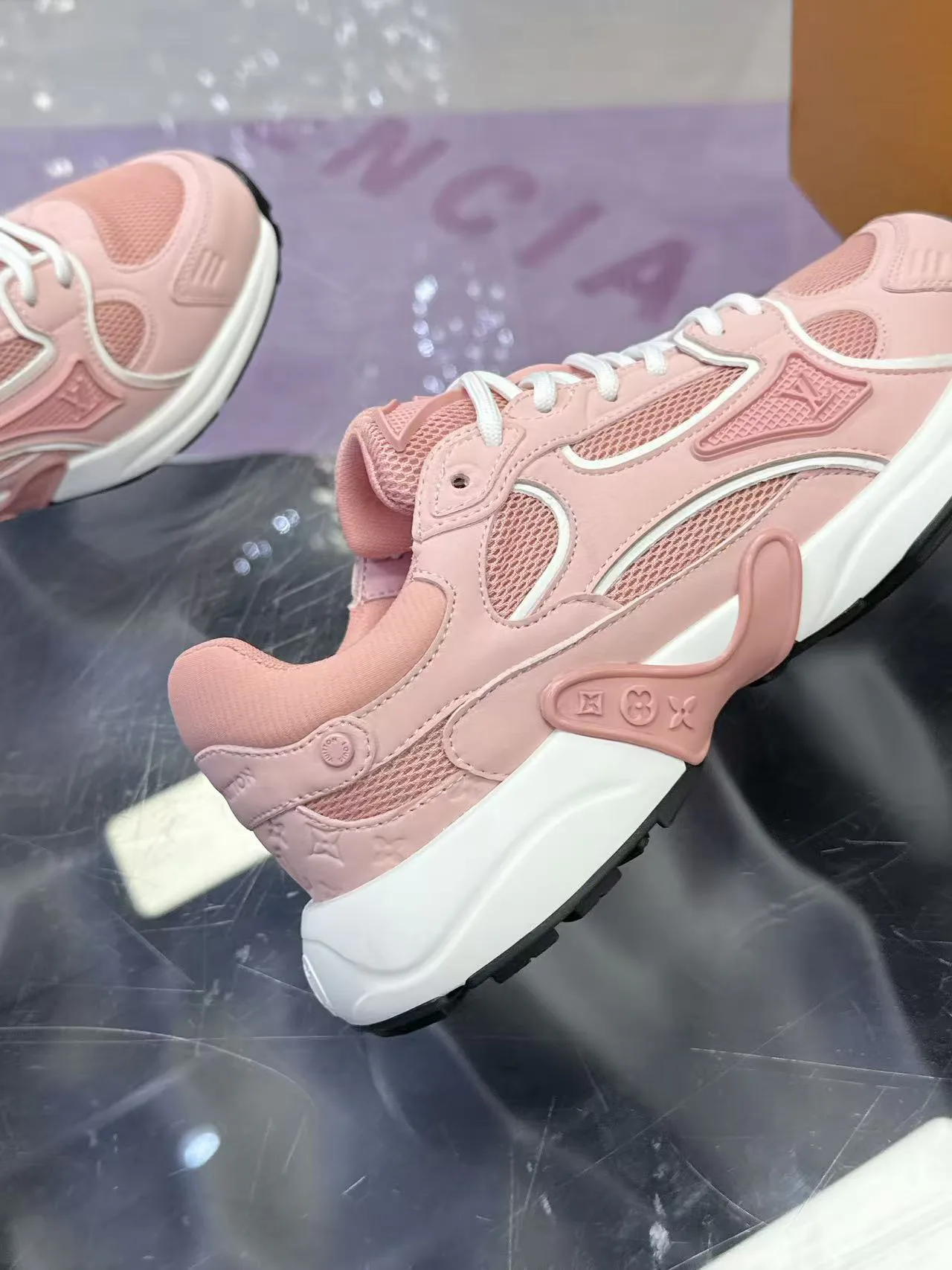 Women's Sneakers LOUIS VUITTON 17530425