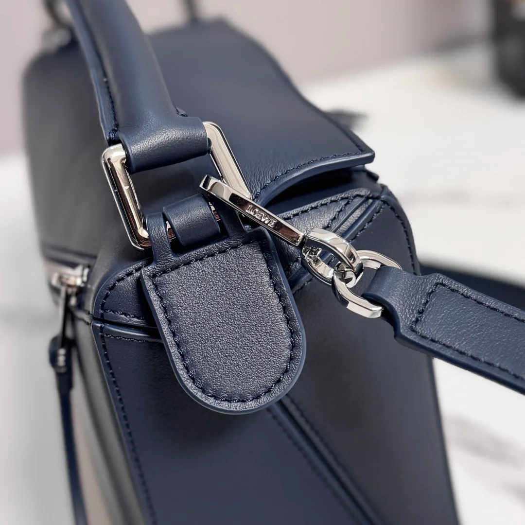 Women's Classic Handbags LOEWE 18330763