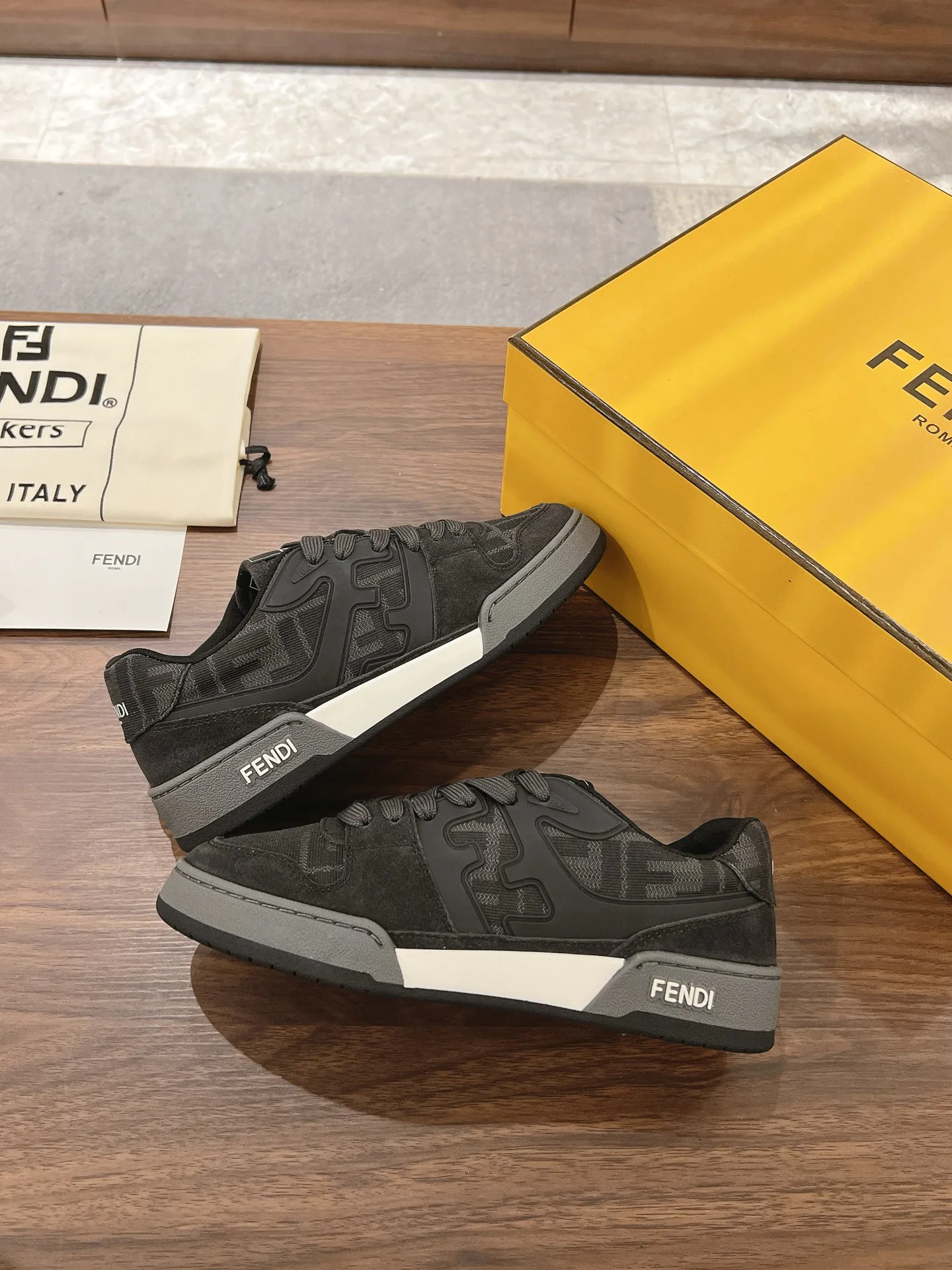 Women's Sneakers FENDI 18219608