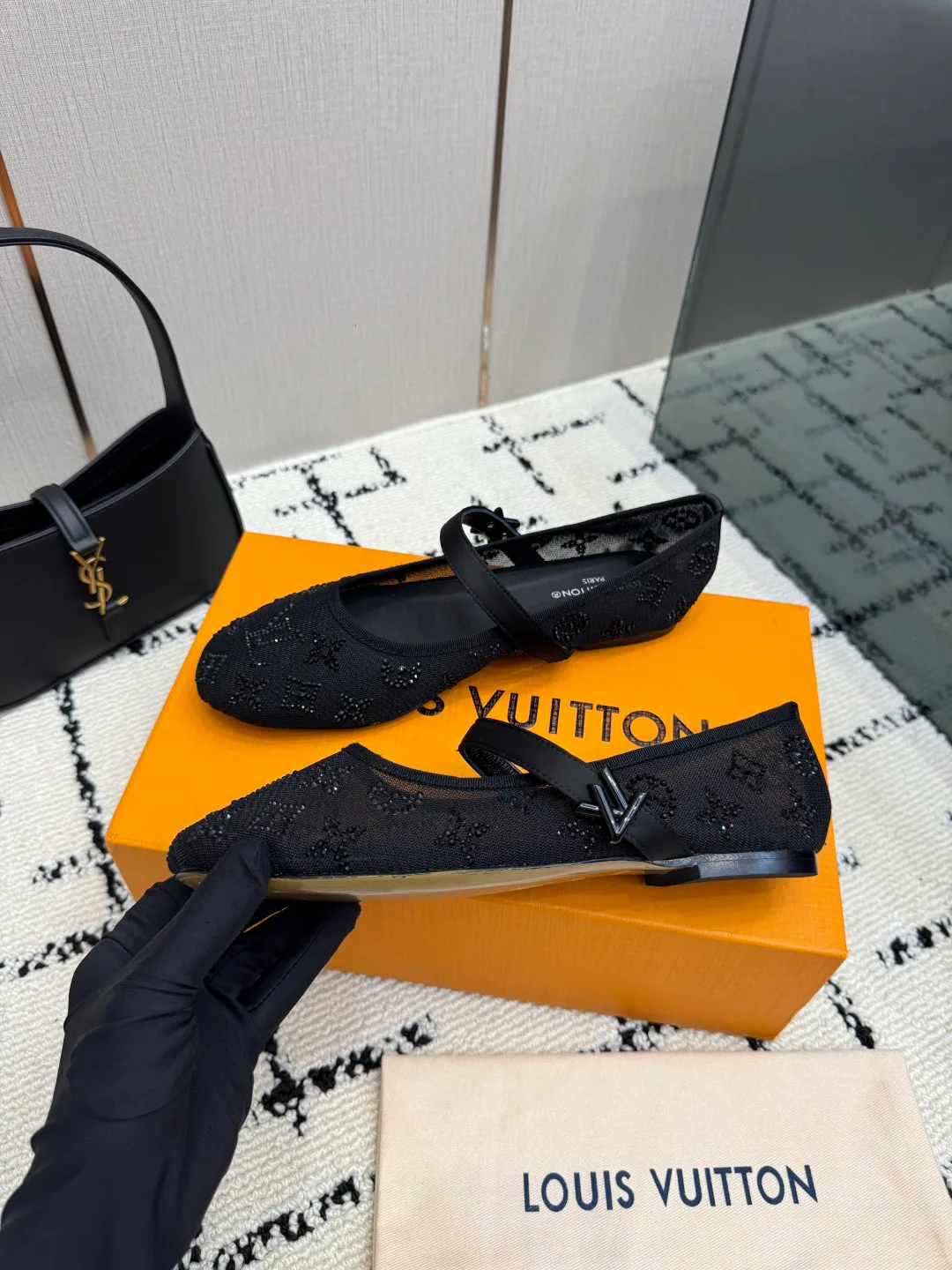 Women's Ballet Flats LOUIS VUITTON 17947020