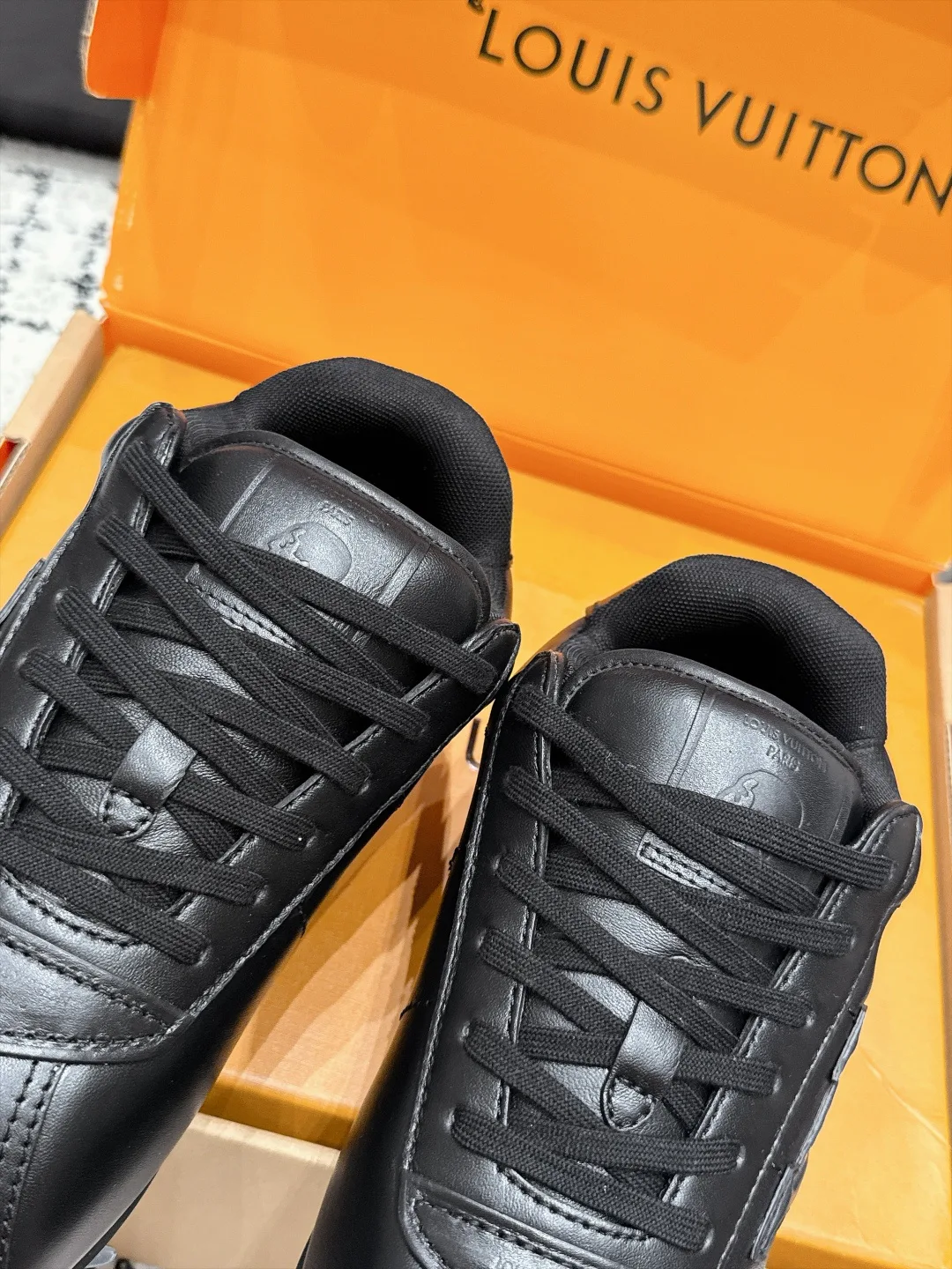 Women's Sneakers LOUIS VUITTON 18406483