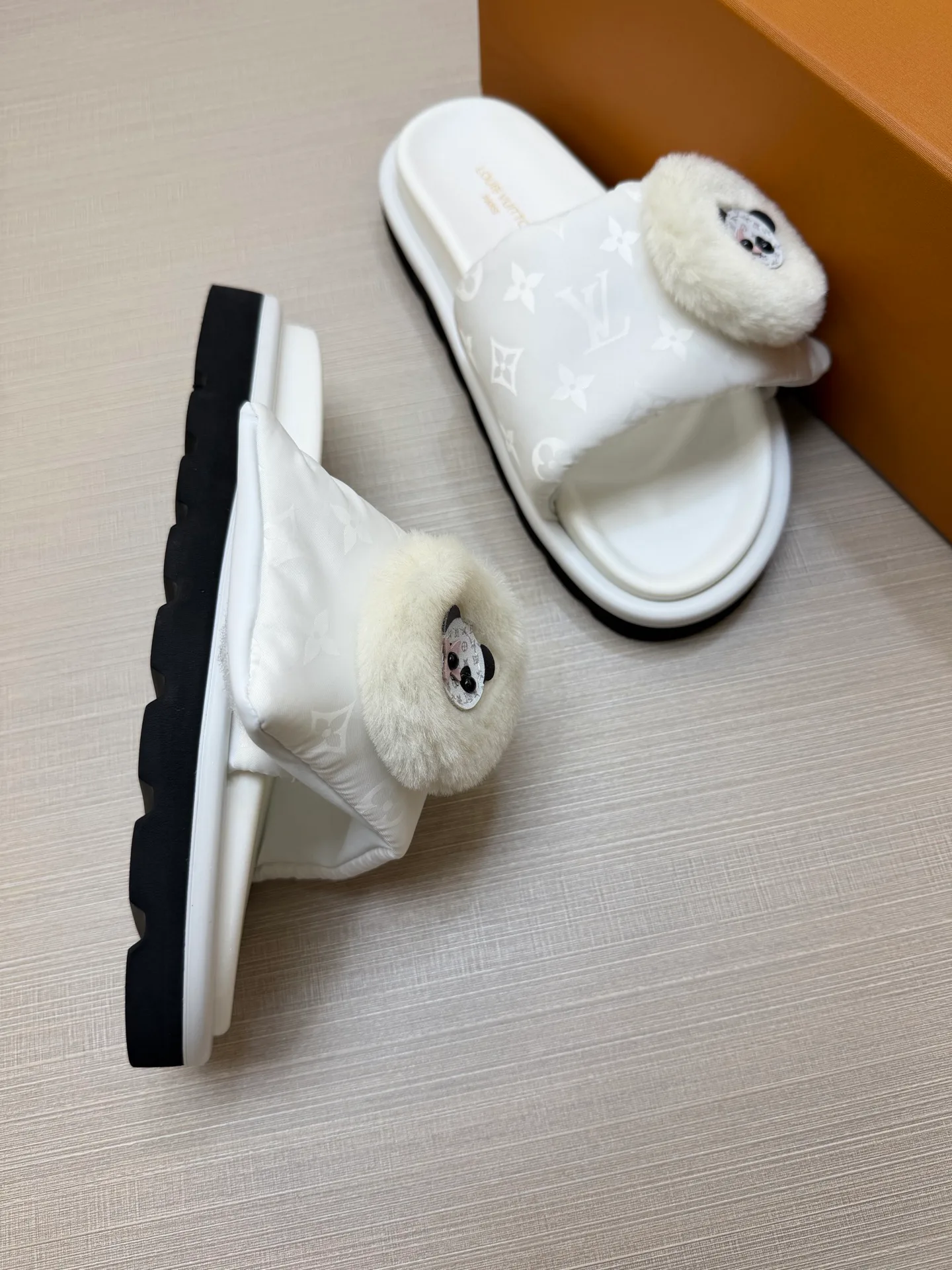 Women's Flip-Flops LOUIS VUITTON 18011818
