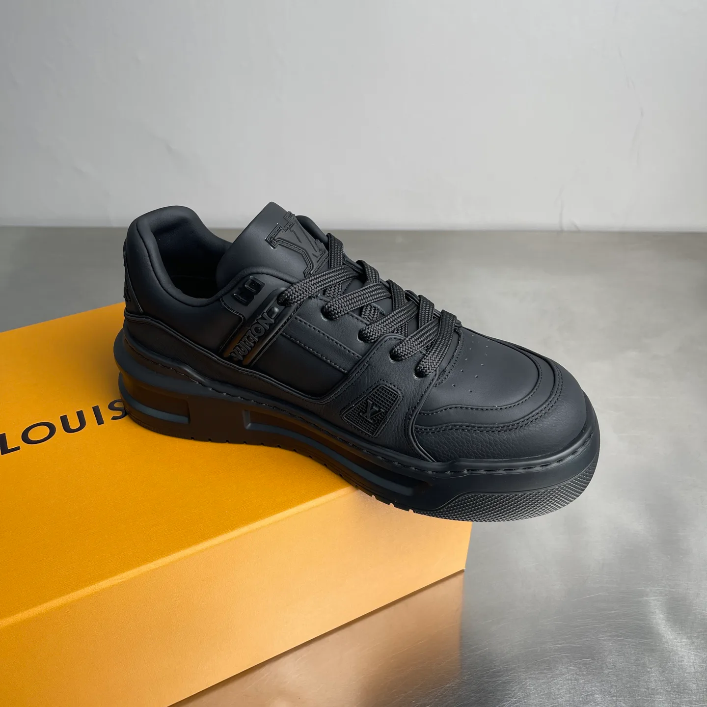 Кроссовки Мужские Louis Vuitton 18637622