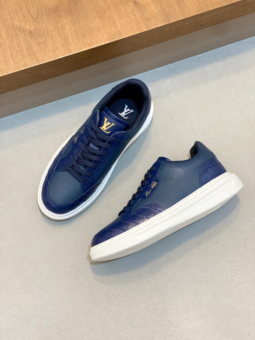 Men's Sneakers LOUIS VUITTON 18265109
