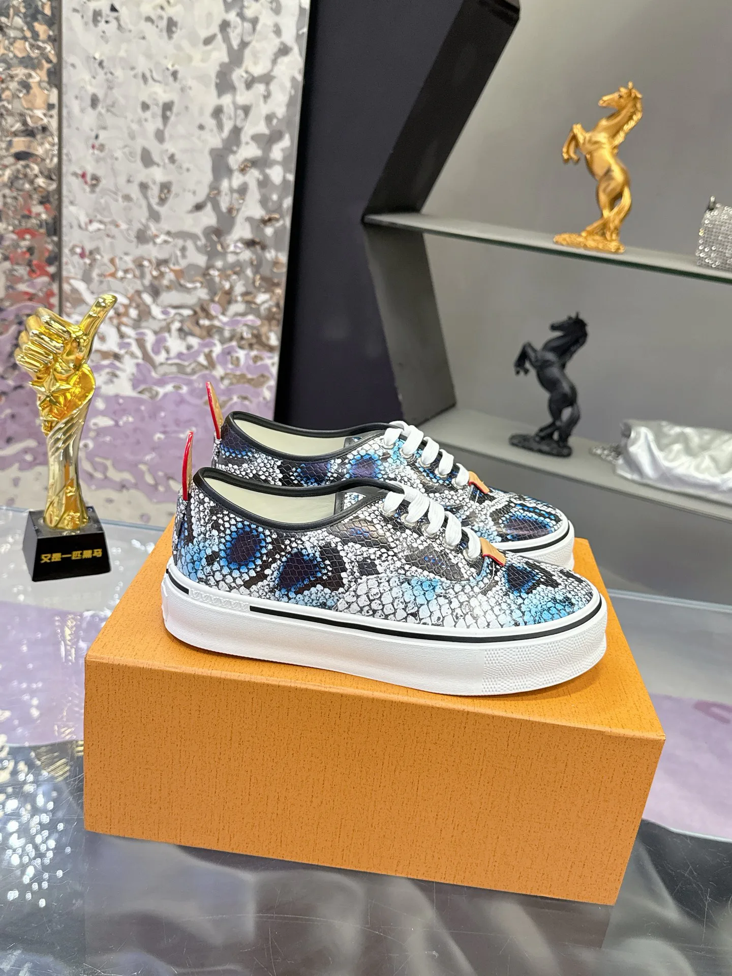 Men's Sneakers LOUIS VUITTON 17930910