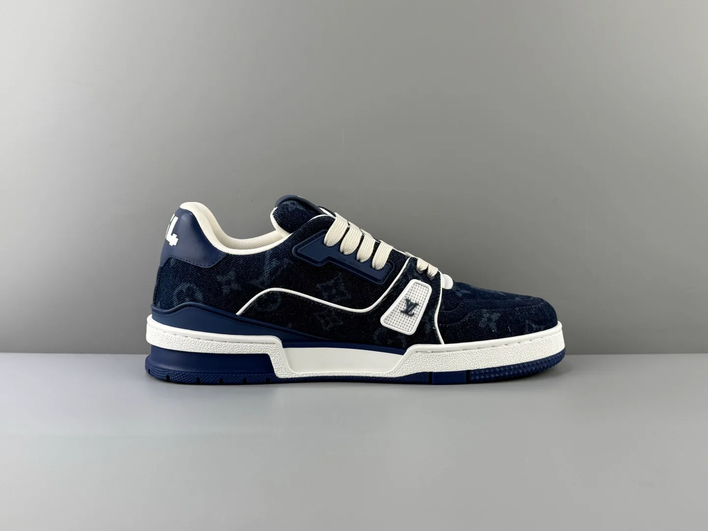 Women's Sneakers LOUIS VUITTON 18552374