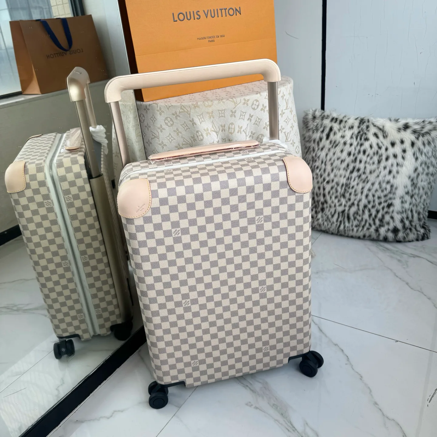 Suitcases LOUIS VUITTON 17675229