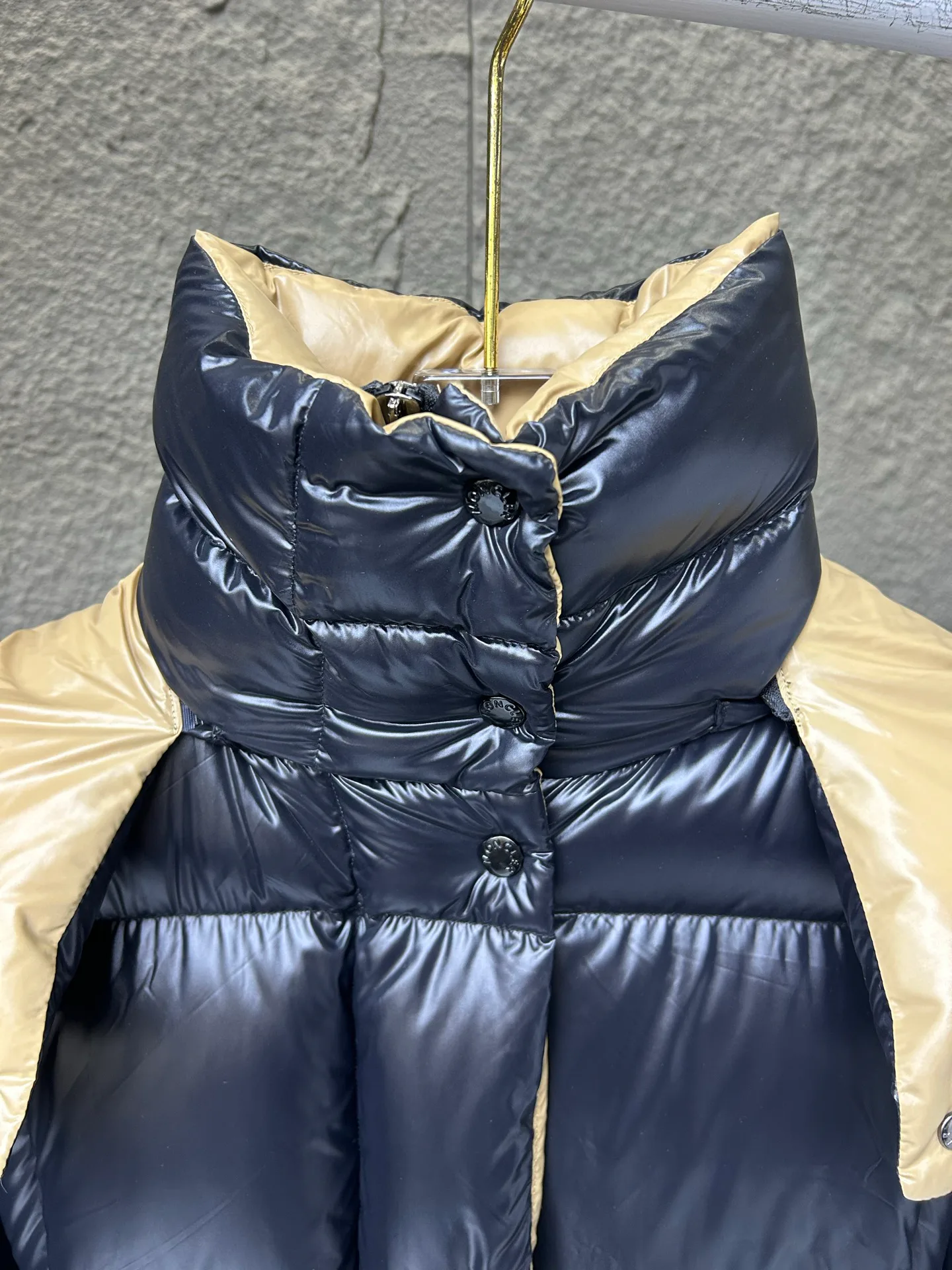 Women's Jackets And Down Jackets MONCLER 18111398