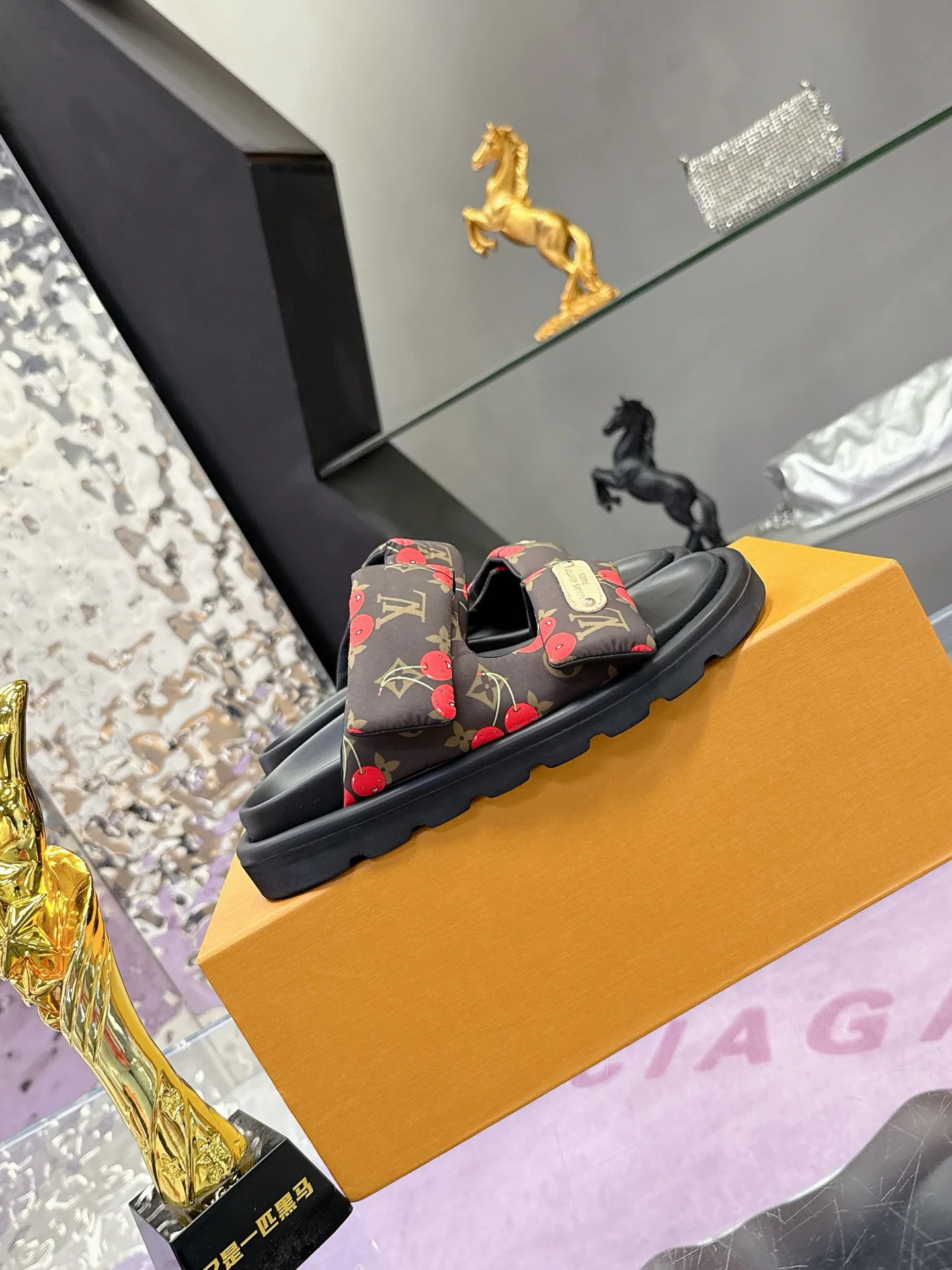 Women's Flip-Flops LOUIS VUITTON 17530461