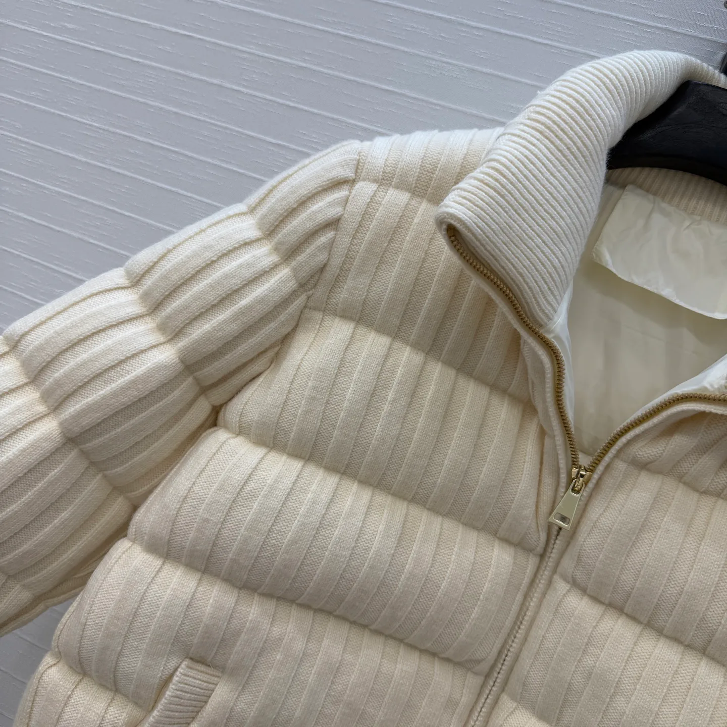 Women's Jackets And Down Jackets MONCLER 18325195