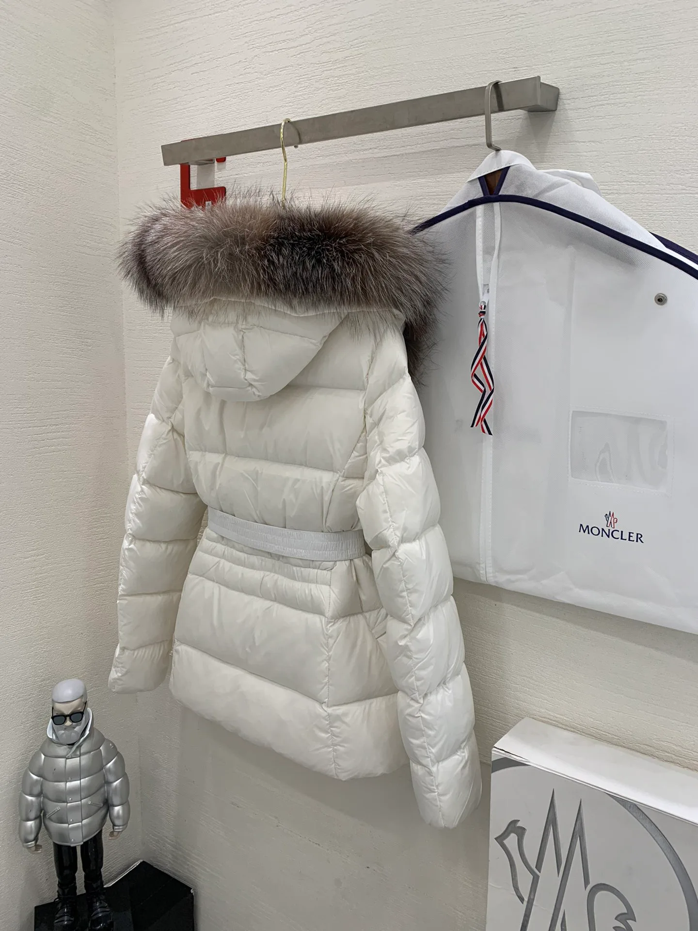 Women's Jackets And Down Jackets MONCLER 18188708