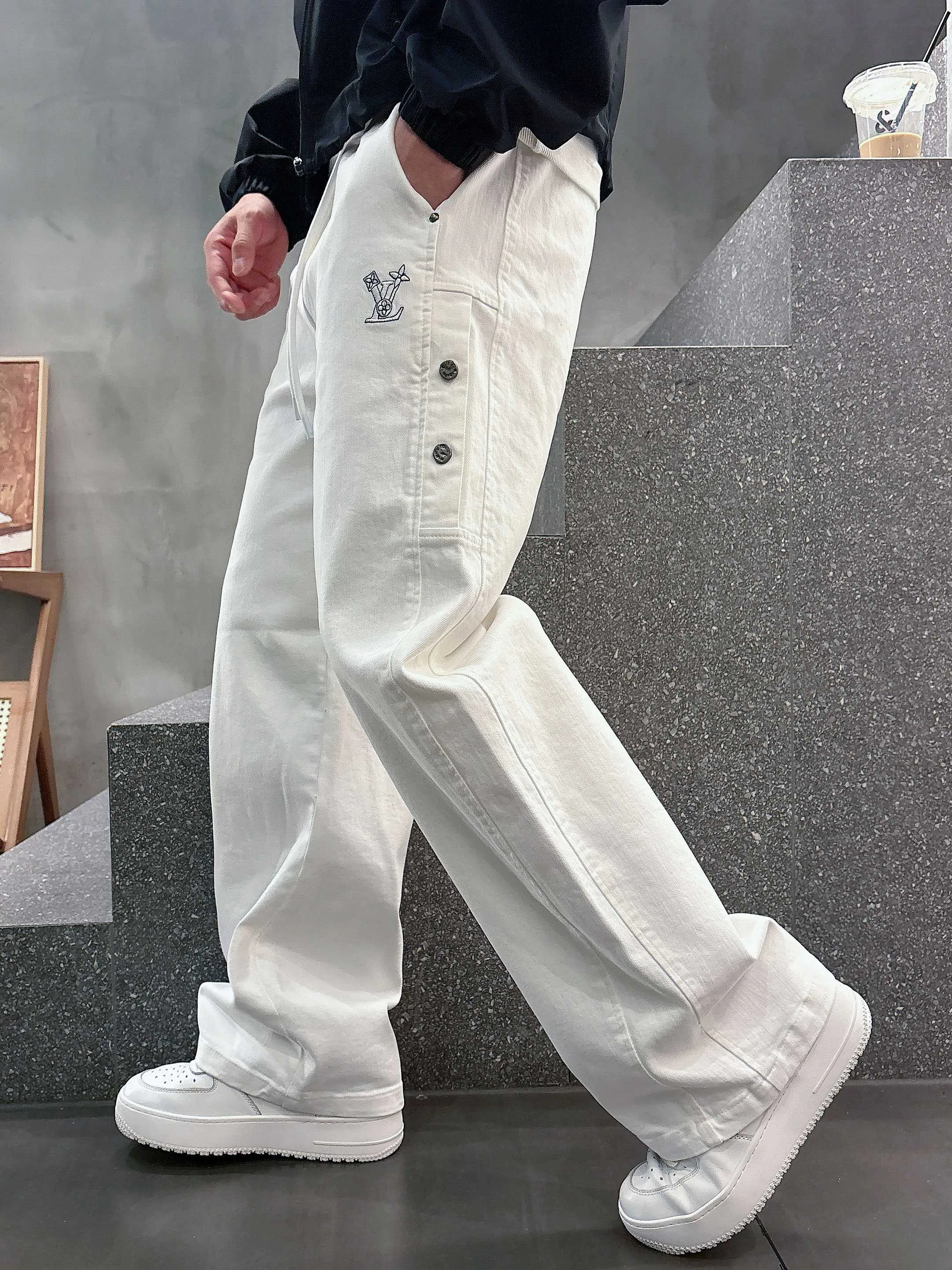 Men's Trousers LOUIS VUITTON 18368716