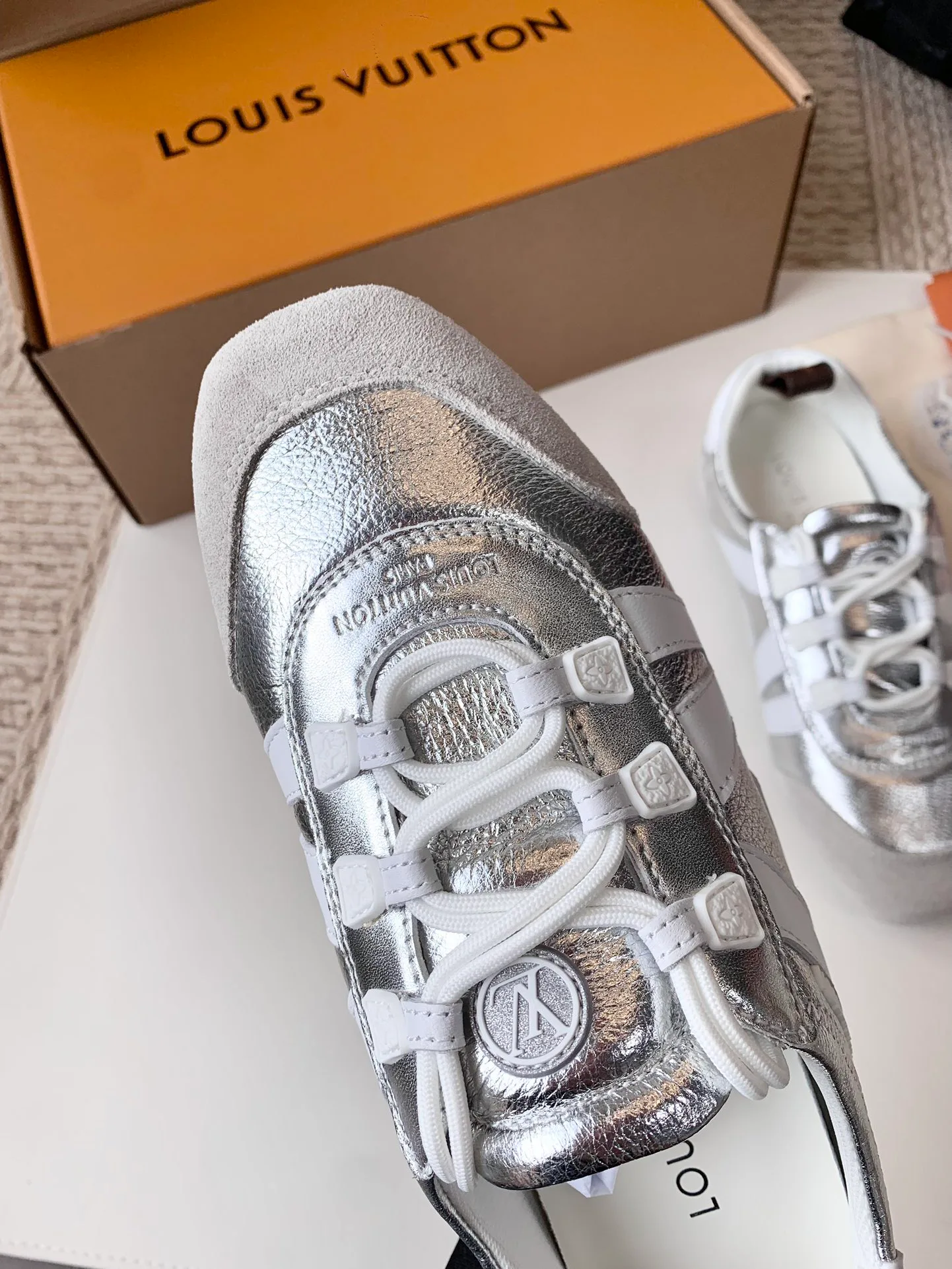Women's Sneakers LOUIS VUITTON 17753811