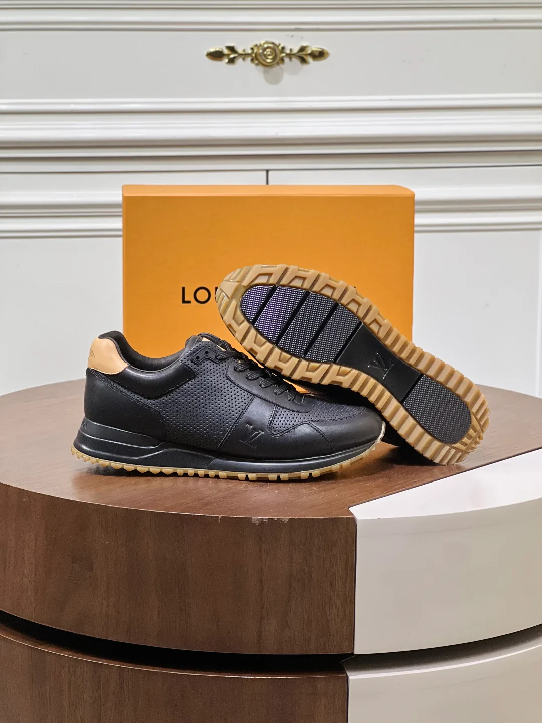 Men's Sneakers LOUIS VUITTON 18039349