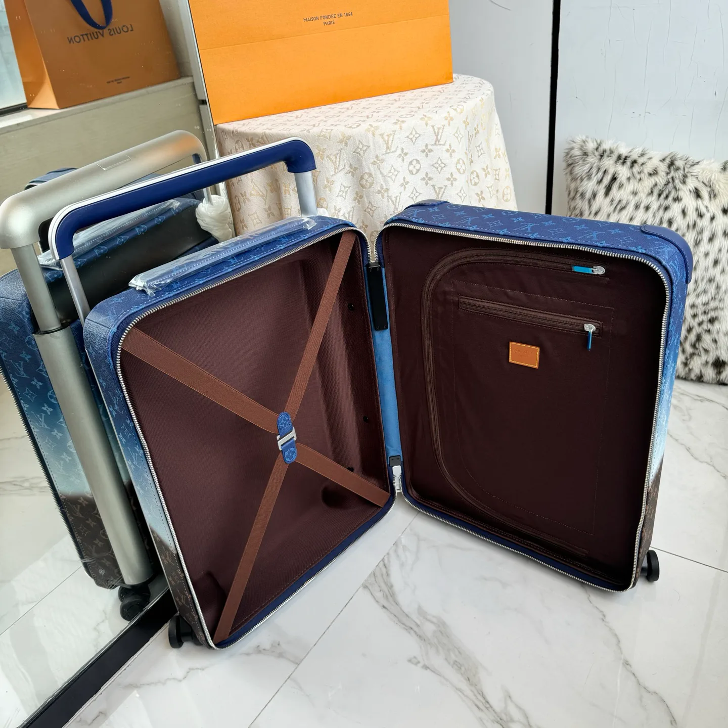 Suitcases LOUIS VUITTON 17801473