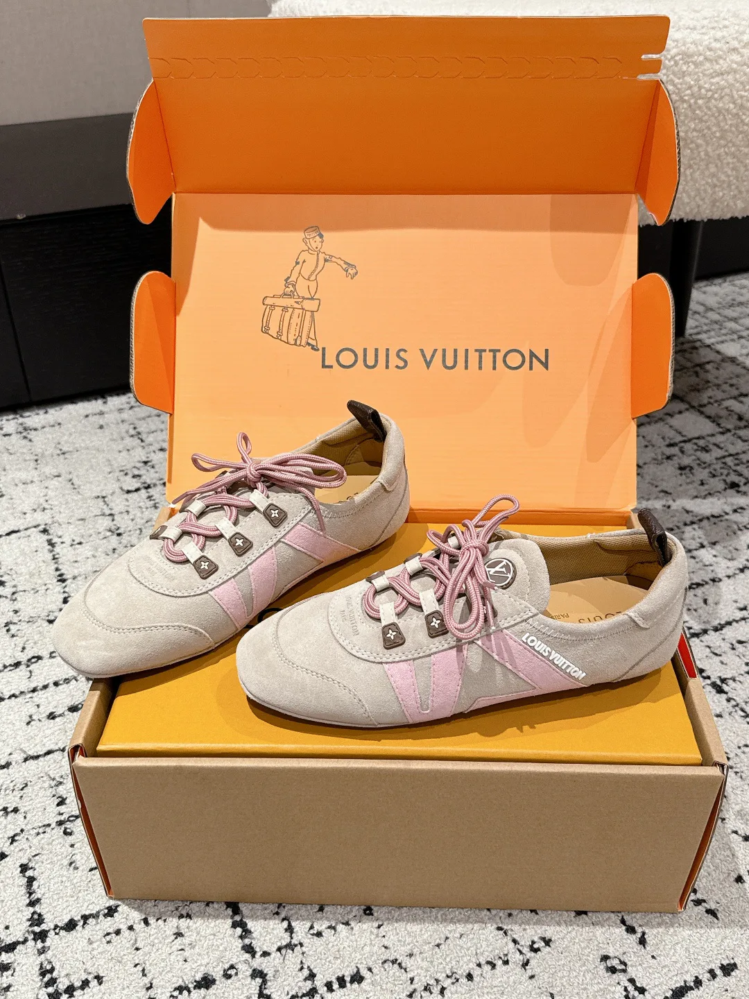 Women's Sneakers LOUIS VUITTON 18409707