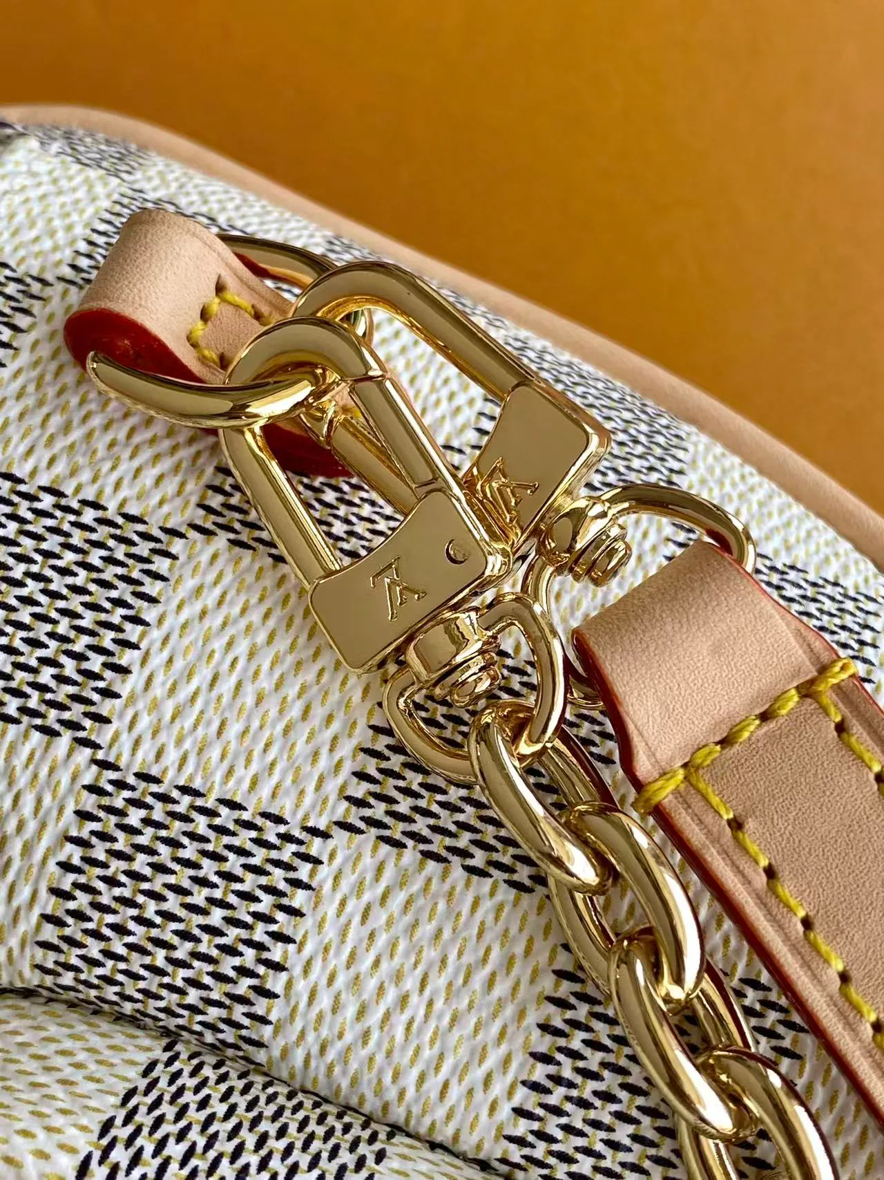 Women's Shoulder Bags LOUIS VUITTON 18362294