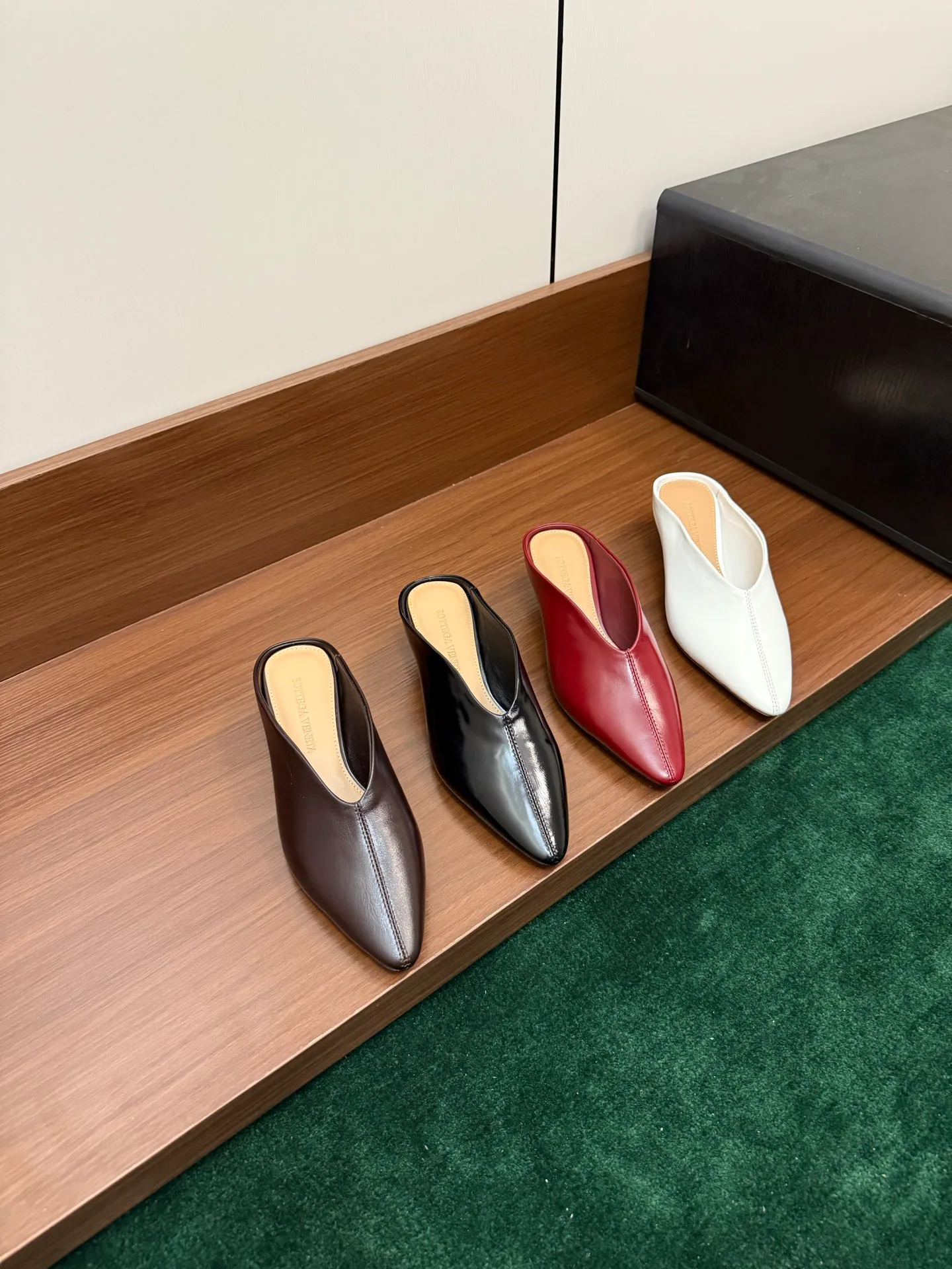 Women's Mules And Clogs BOTTEGA VENETA 17816996