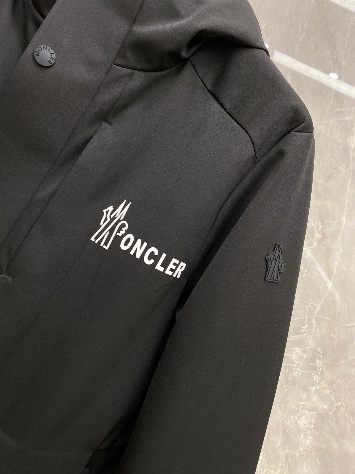Men's Jackets And Down Jackets MONCLER 18348637