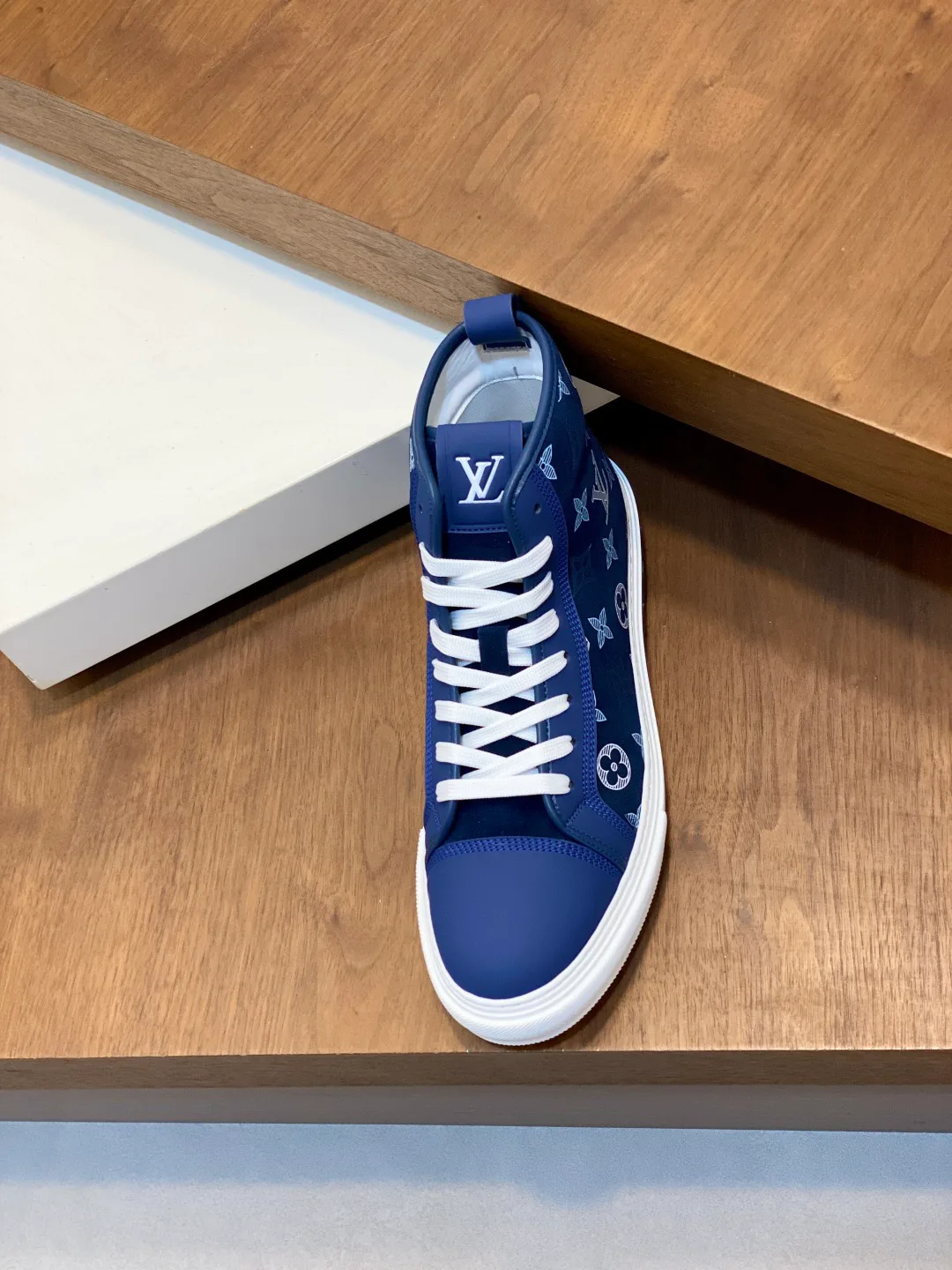 Men's Sneakers LOUIS VUITTON 18363476