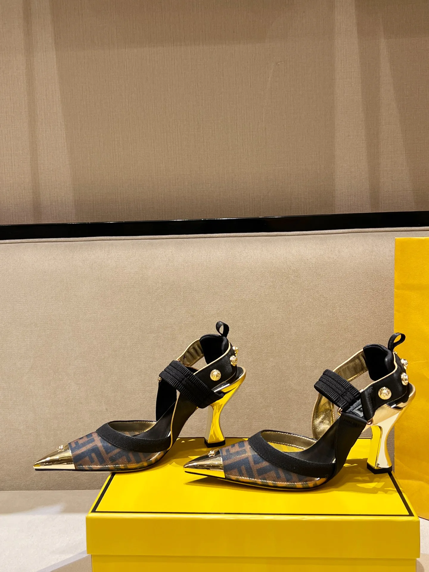 Women's Heels VERSACE 17392040