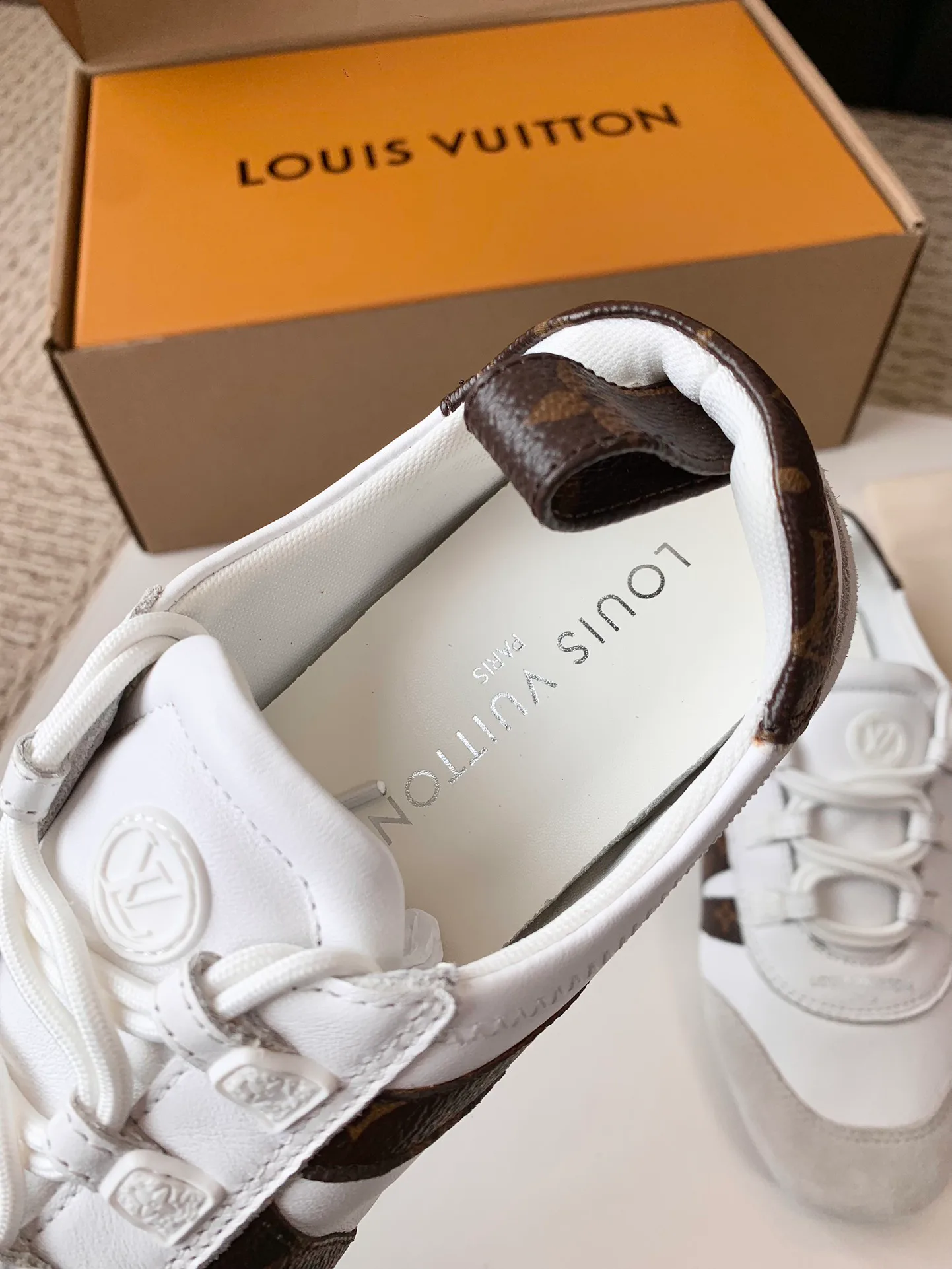 Women's Sneakers LOUIS VUITTON 17753808
