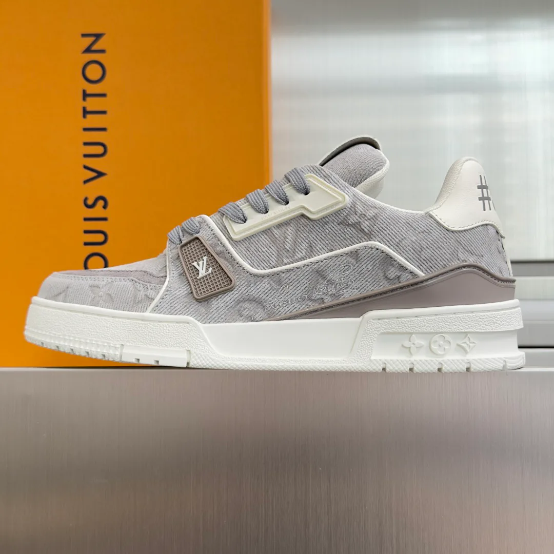 Women's Sneakers LOUIS VUITTON 17483689