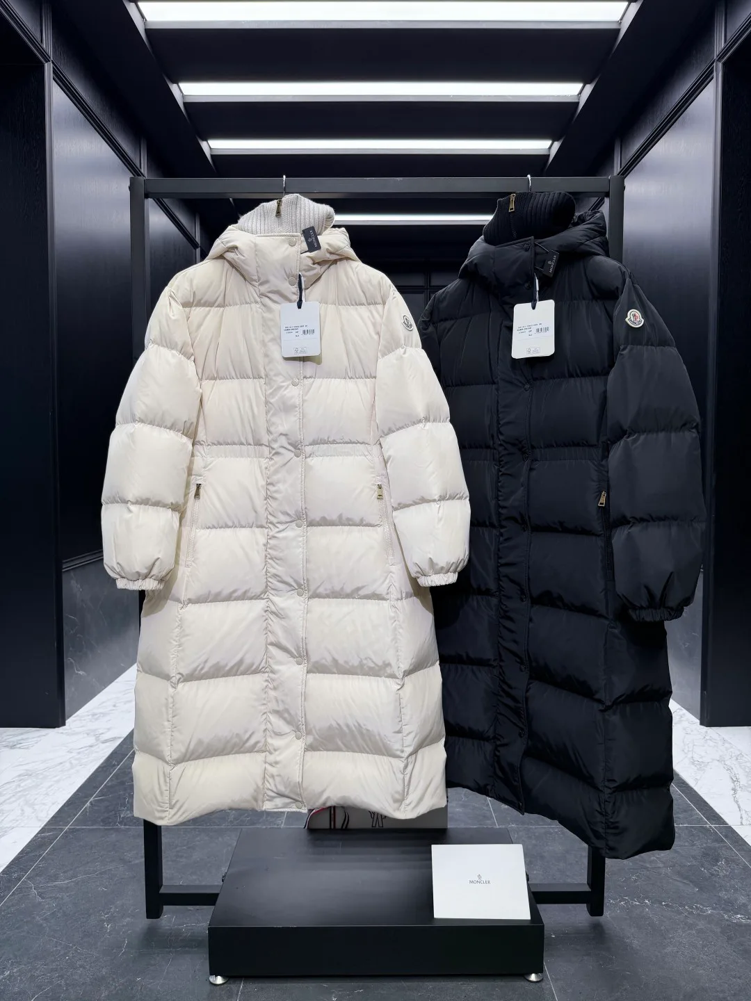 Women's Jackets And Down Jackets MONCLER 18430345