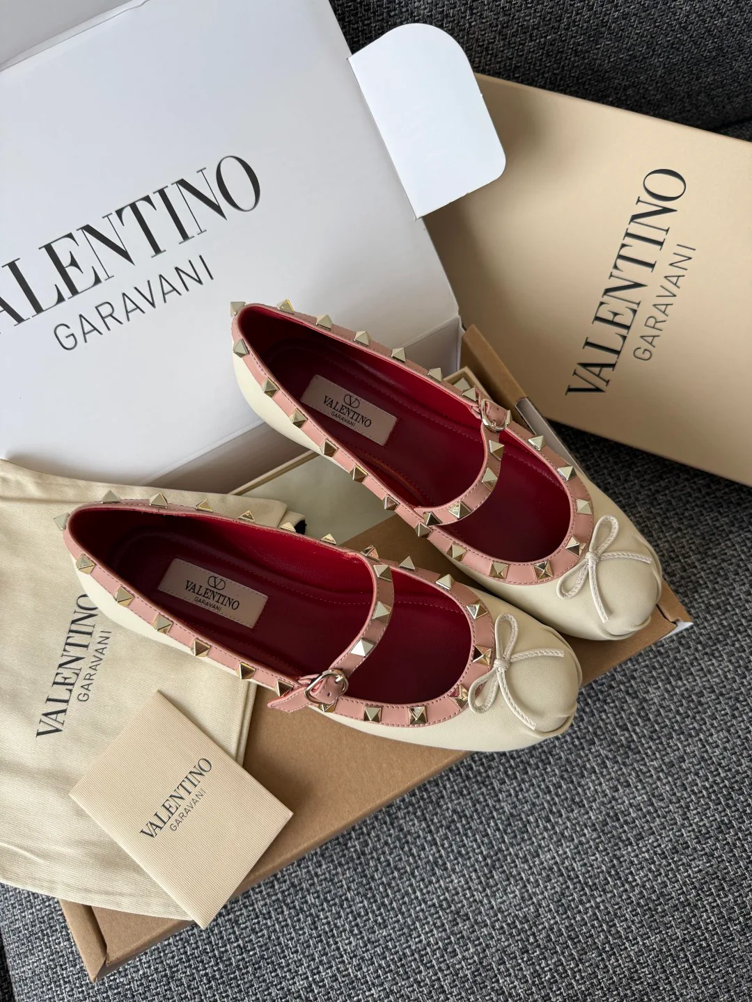 Women's Ballet Flats VALENTINO 18243750