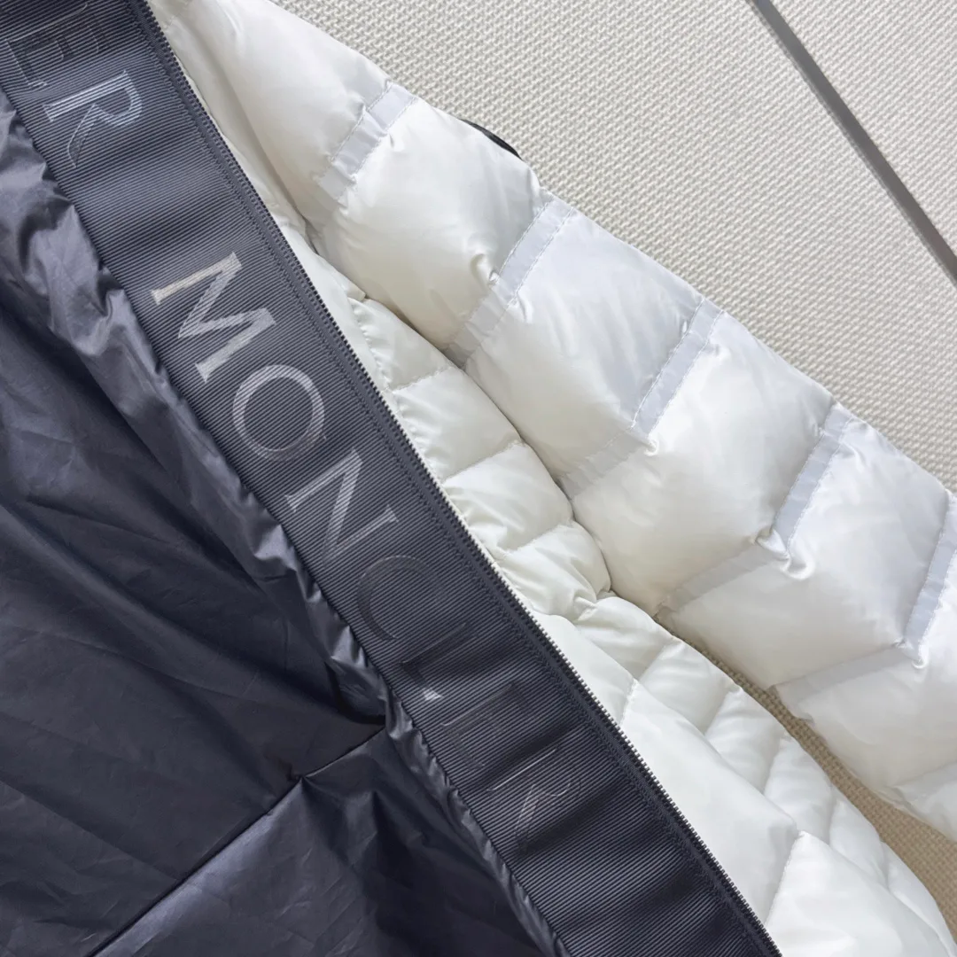 Women's Jackets And Down Jackets MONCLER 18450472