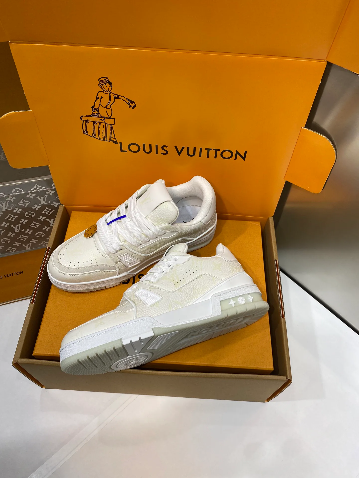 Women's Sneakers LOUIS VUITTON 17969033