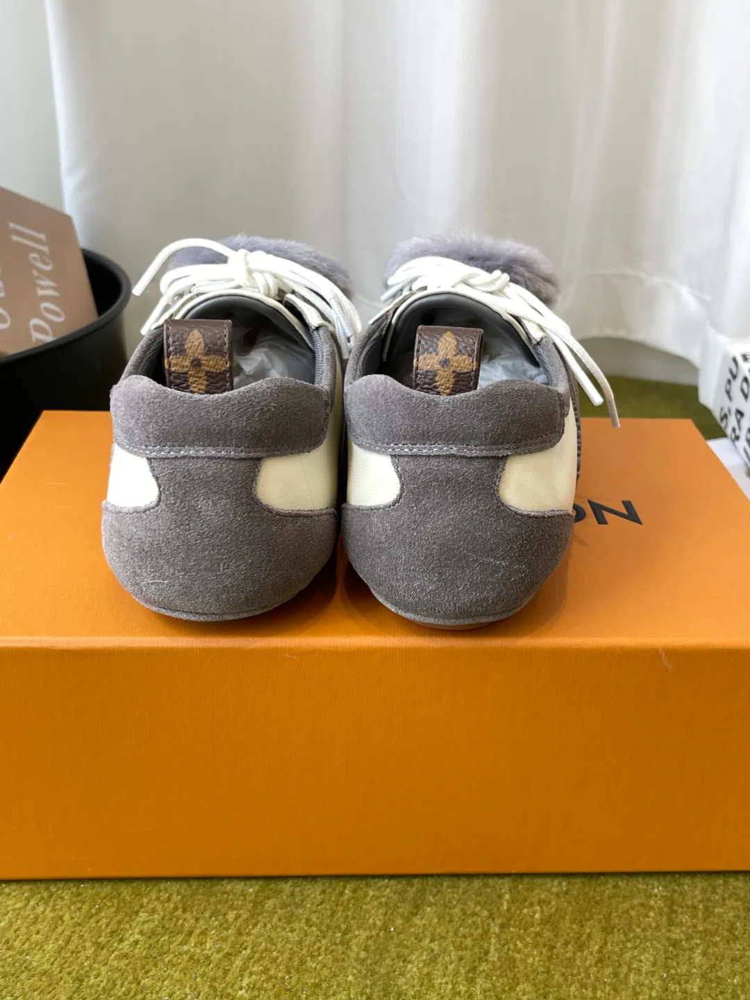 Women's Sneakers LOUIS VUITTON 18121034
