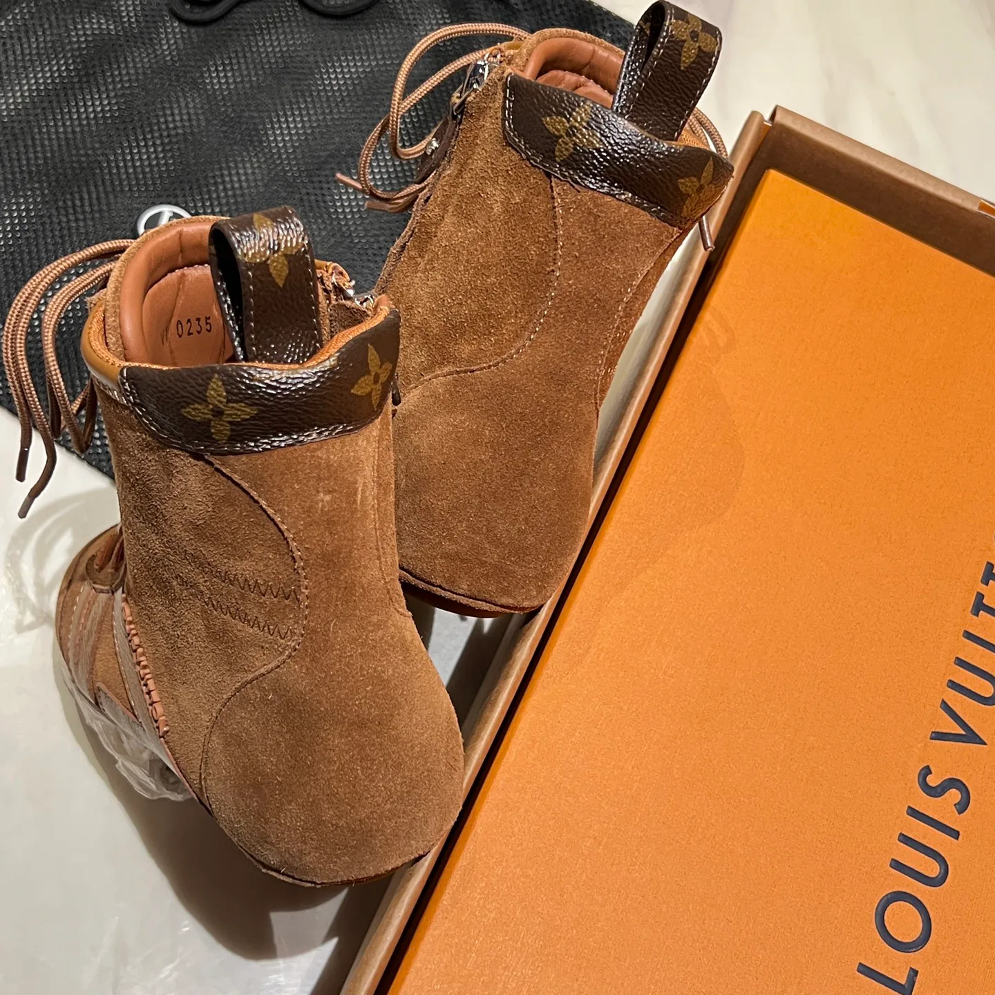 Women's Sneakers LOUIS VUITTON 18194175