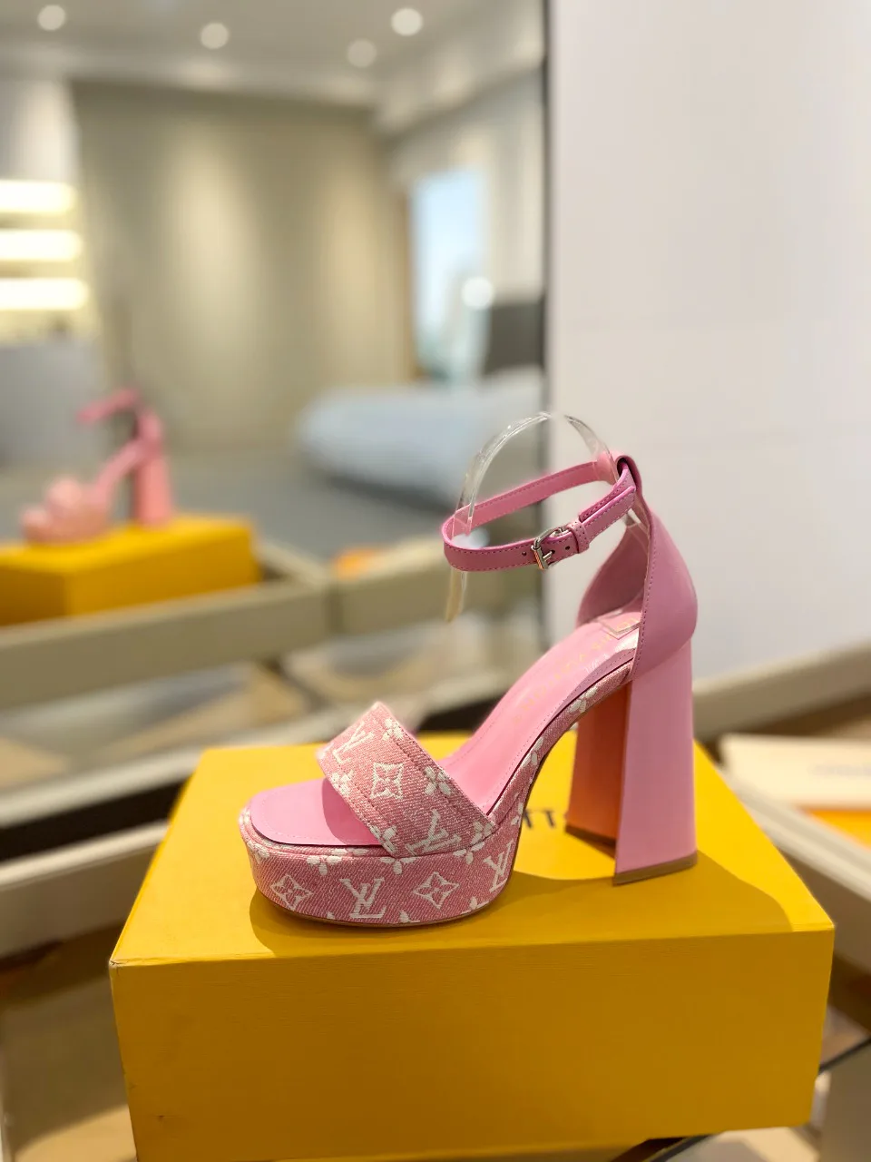 Women's Open-Toe Sandals LOUIS VUITTON 17946838