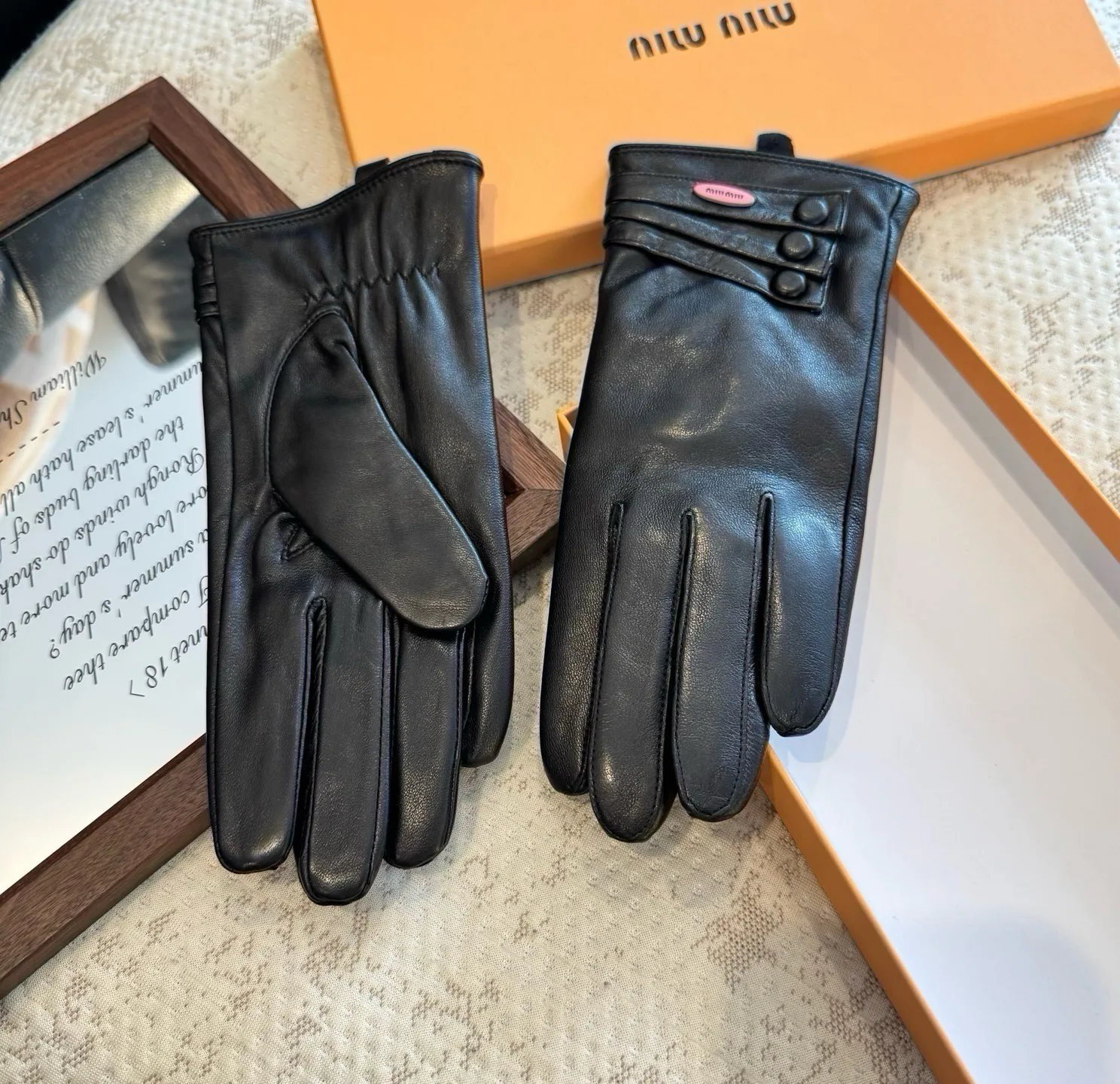 Gloves MIU MIU 18003529