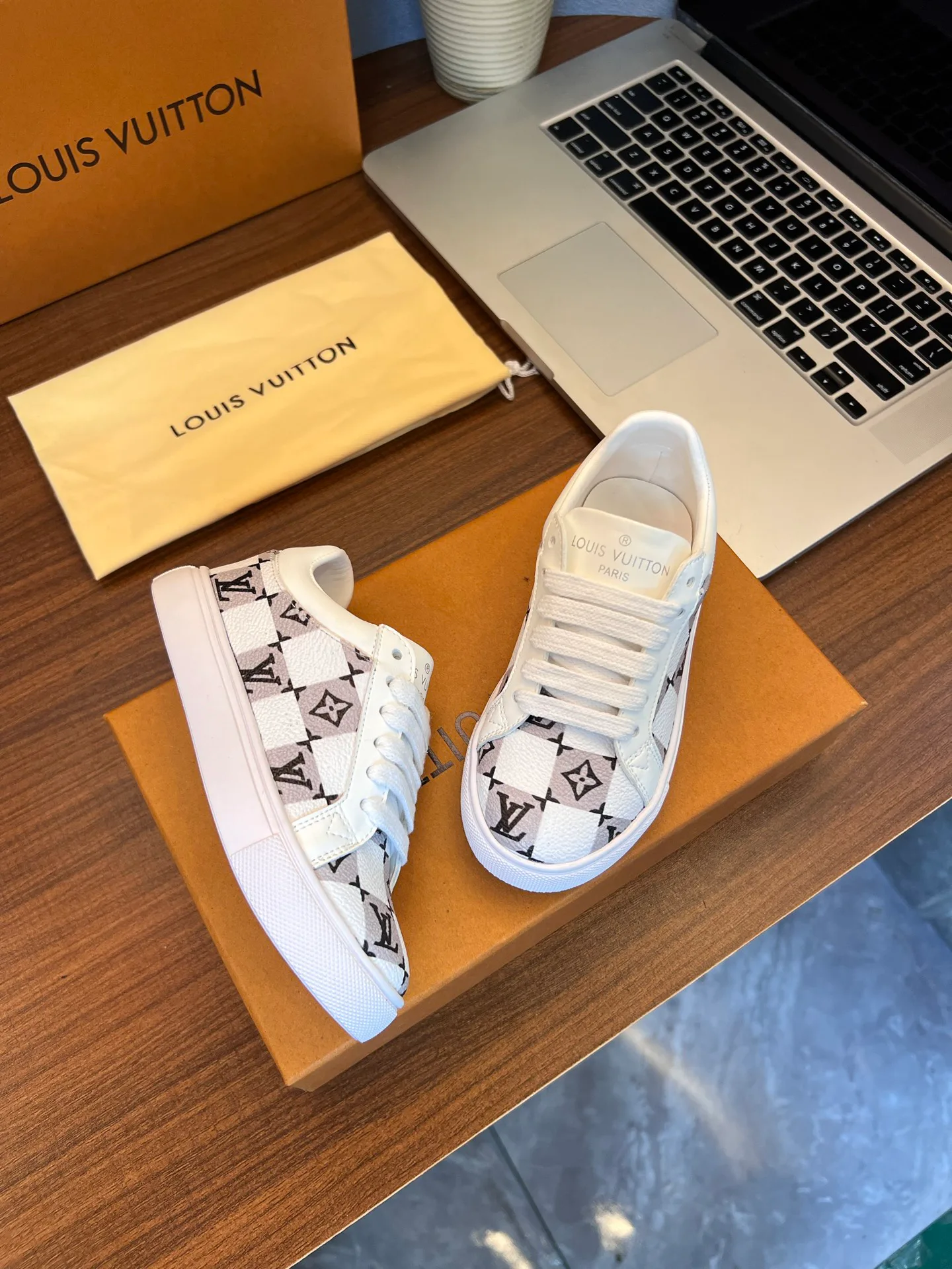 Women's Sneakers LOUIS VUITTON 18077545