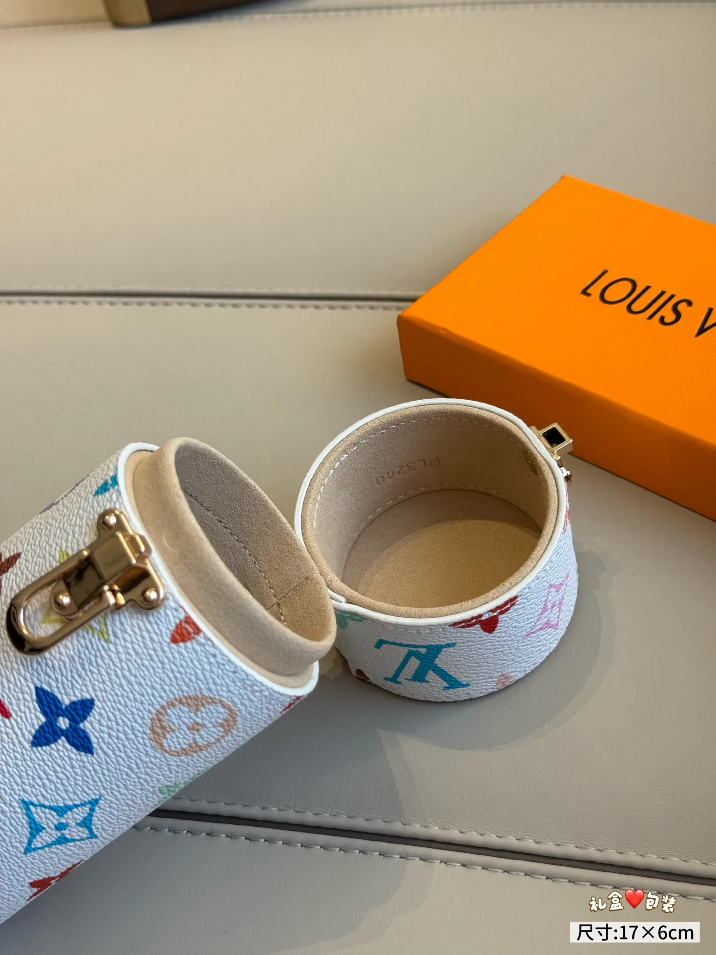 Women's Clutches LOUIS VUITTON 18325430
