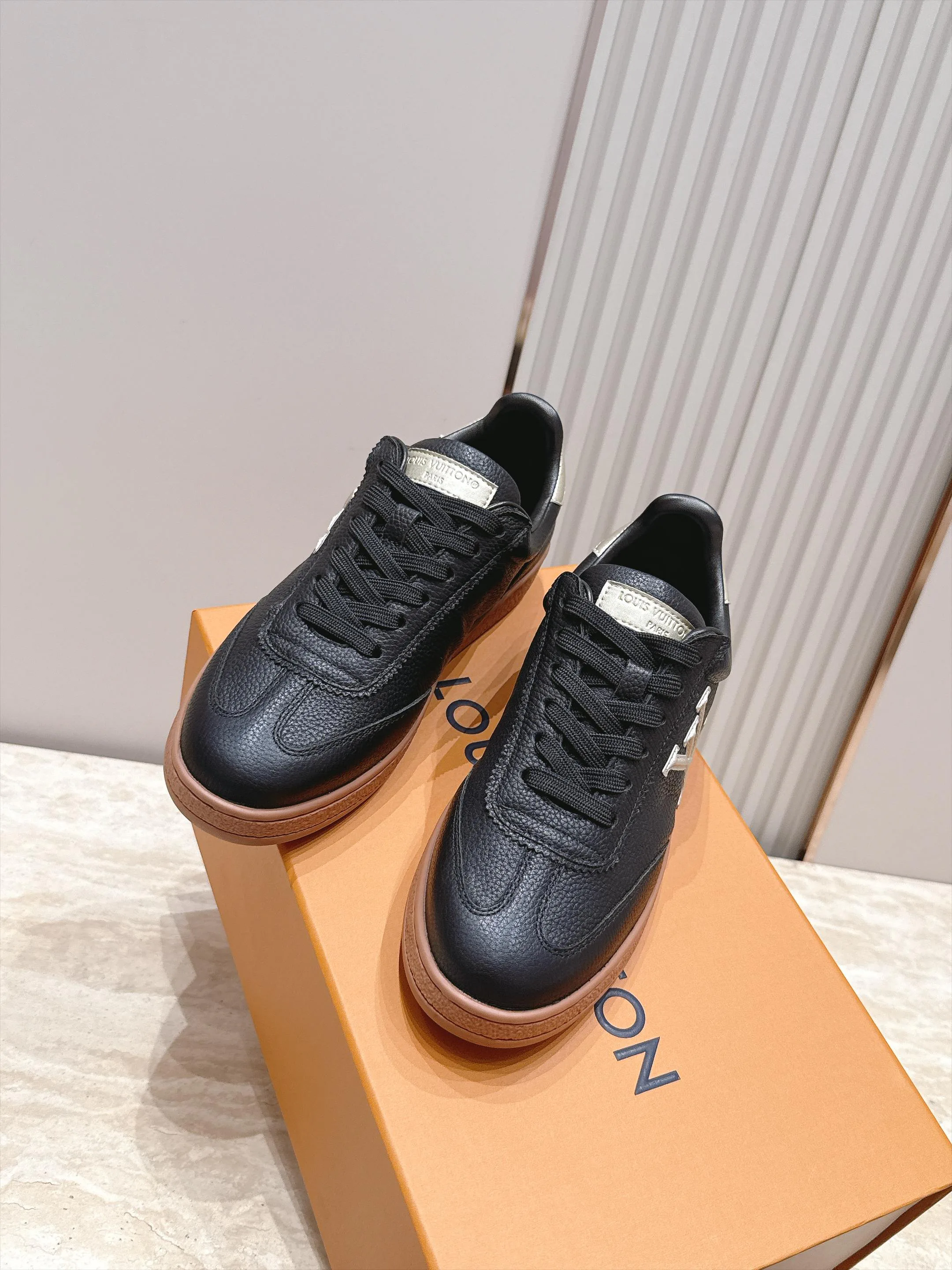 Women's Sneakers LOUIS VUITTON 18492490