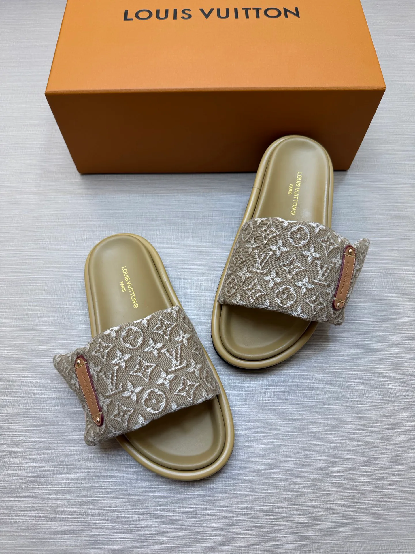 Women's Flip-Flops LOUIS VUITTON 18011825