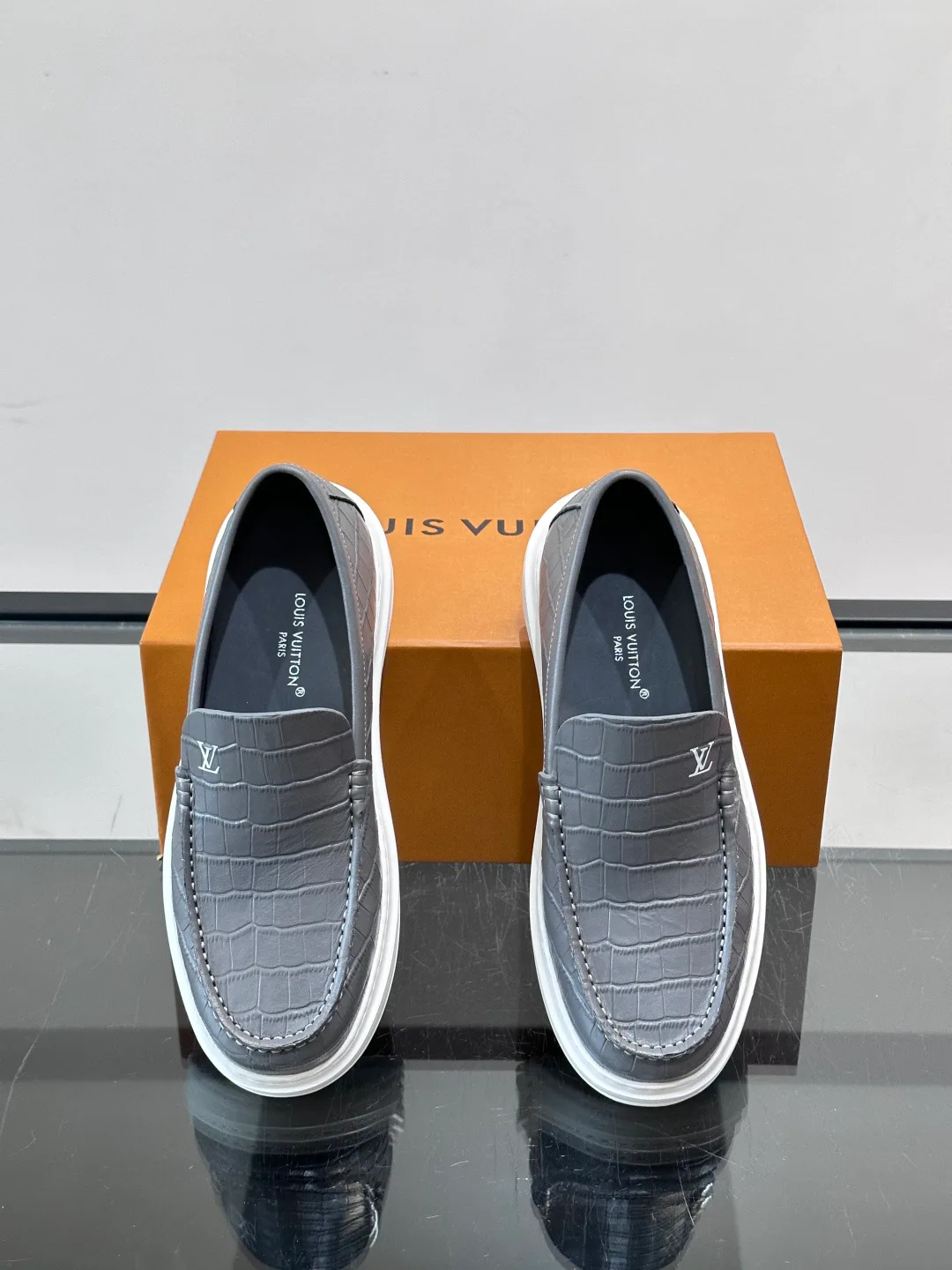 Men's Loafers And Dress Shoes LOUIS VUITTON 17806104