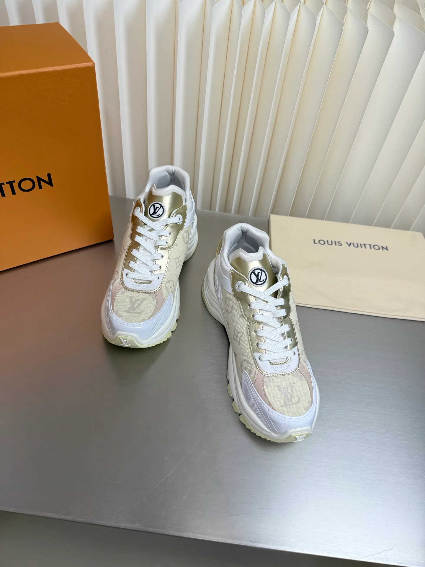 Women's Sneakers LOUIS VUITTON 17873173